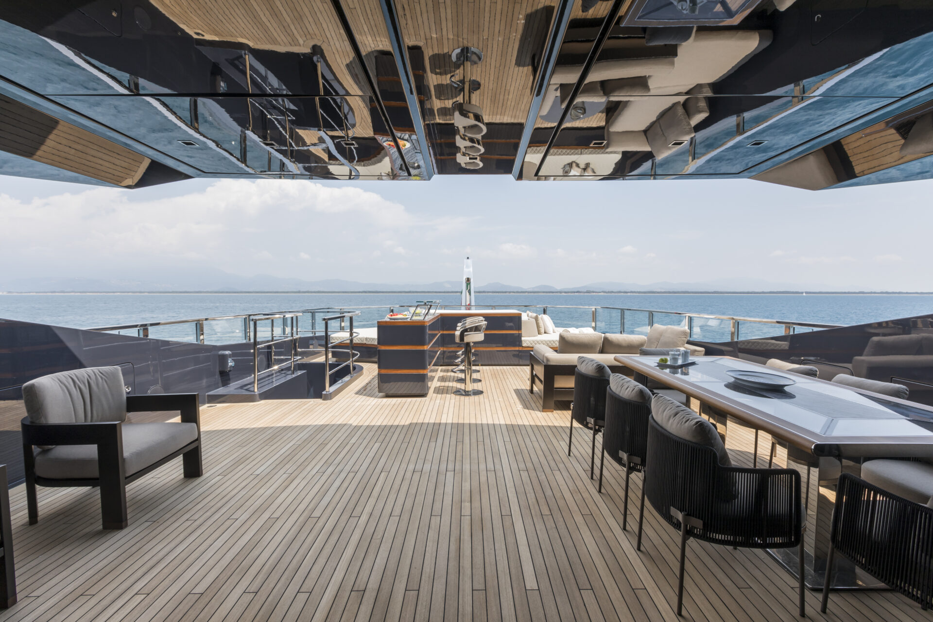 Terrazza elegante di uno yacht Mangusta Yachts