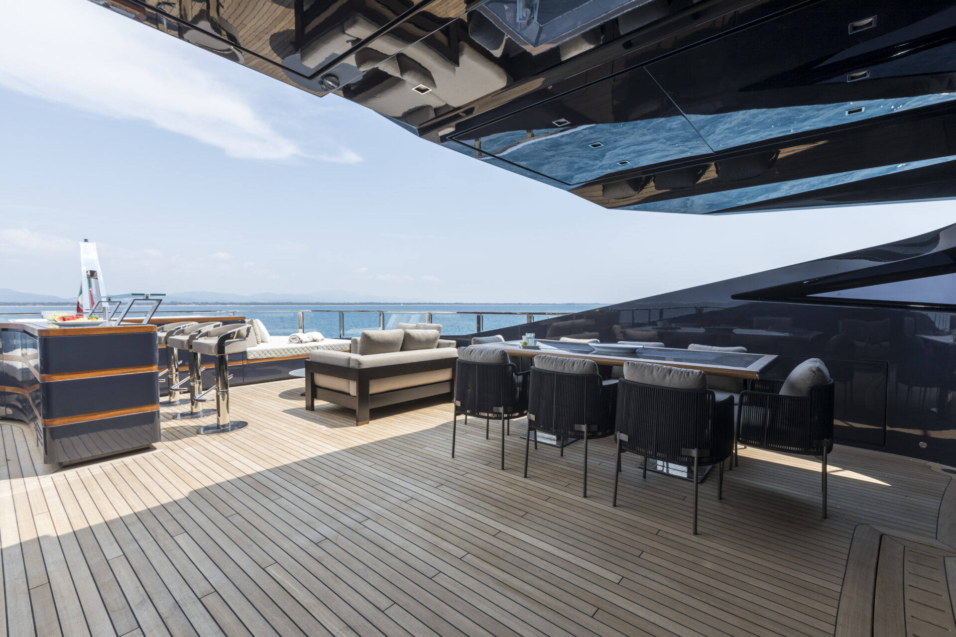 Sontuoso ponte esterno Mangusta Yachts con vista mare.