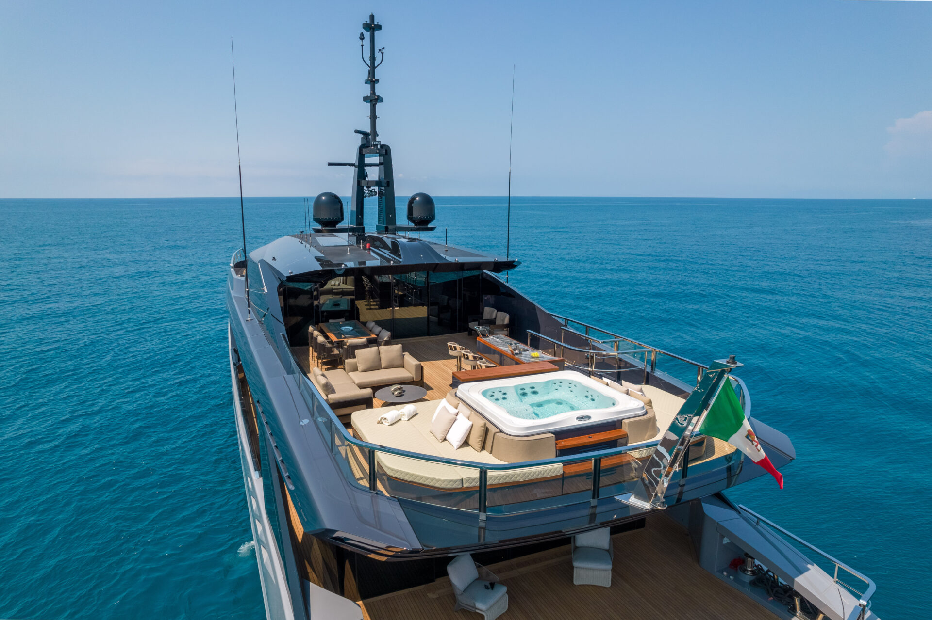 Yacht Mangusta con area lounge e vasca idromassaggio.