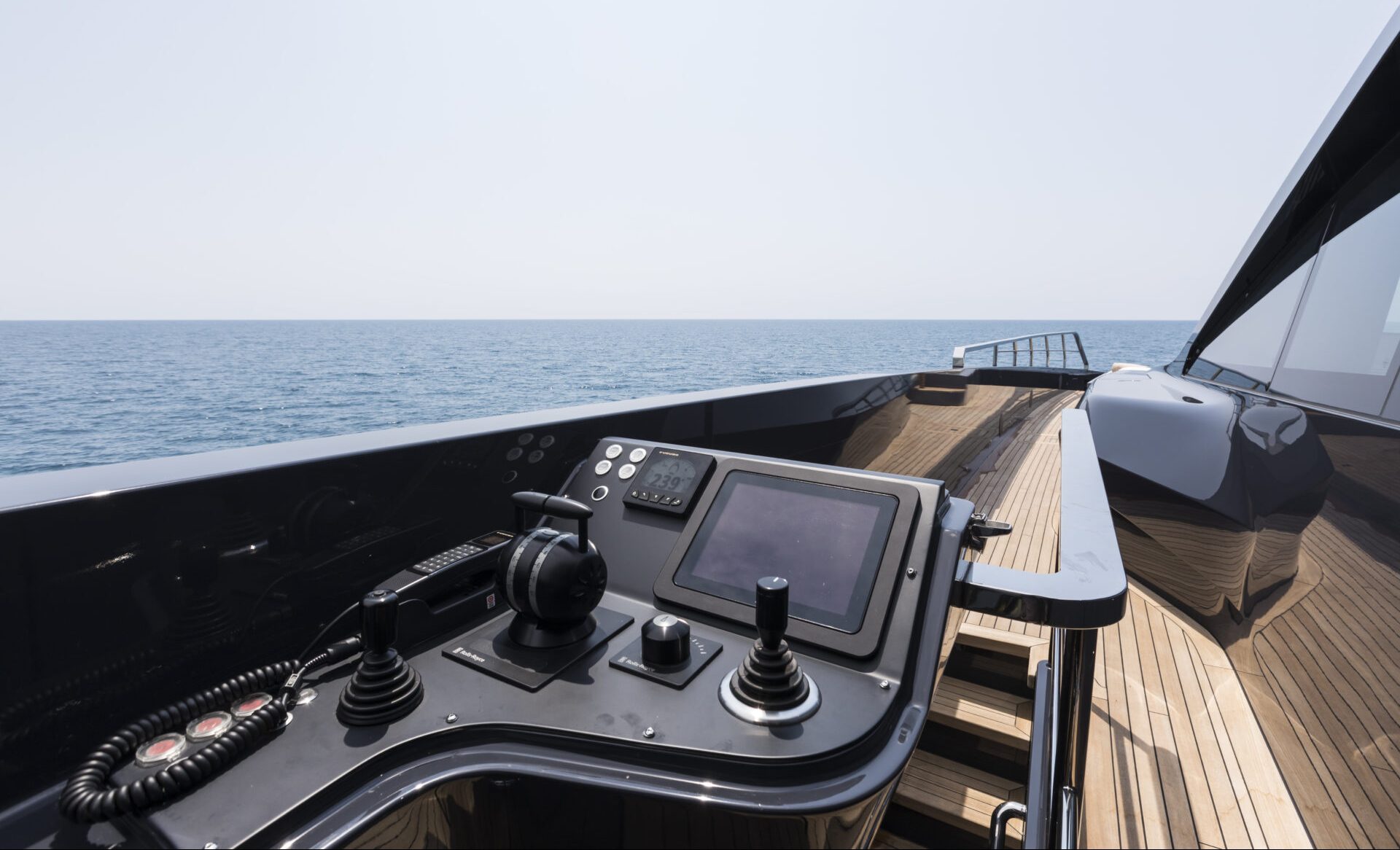 Ponte timone Mangusta Yachts sul mare.