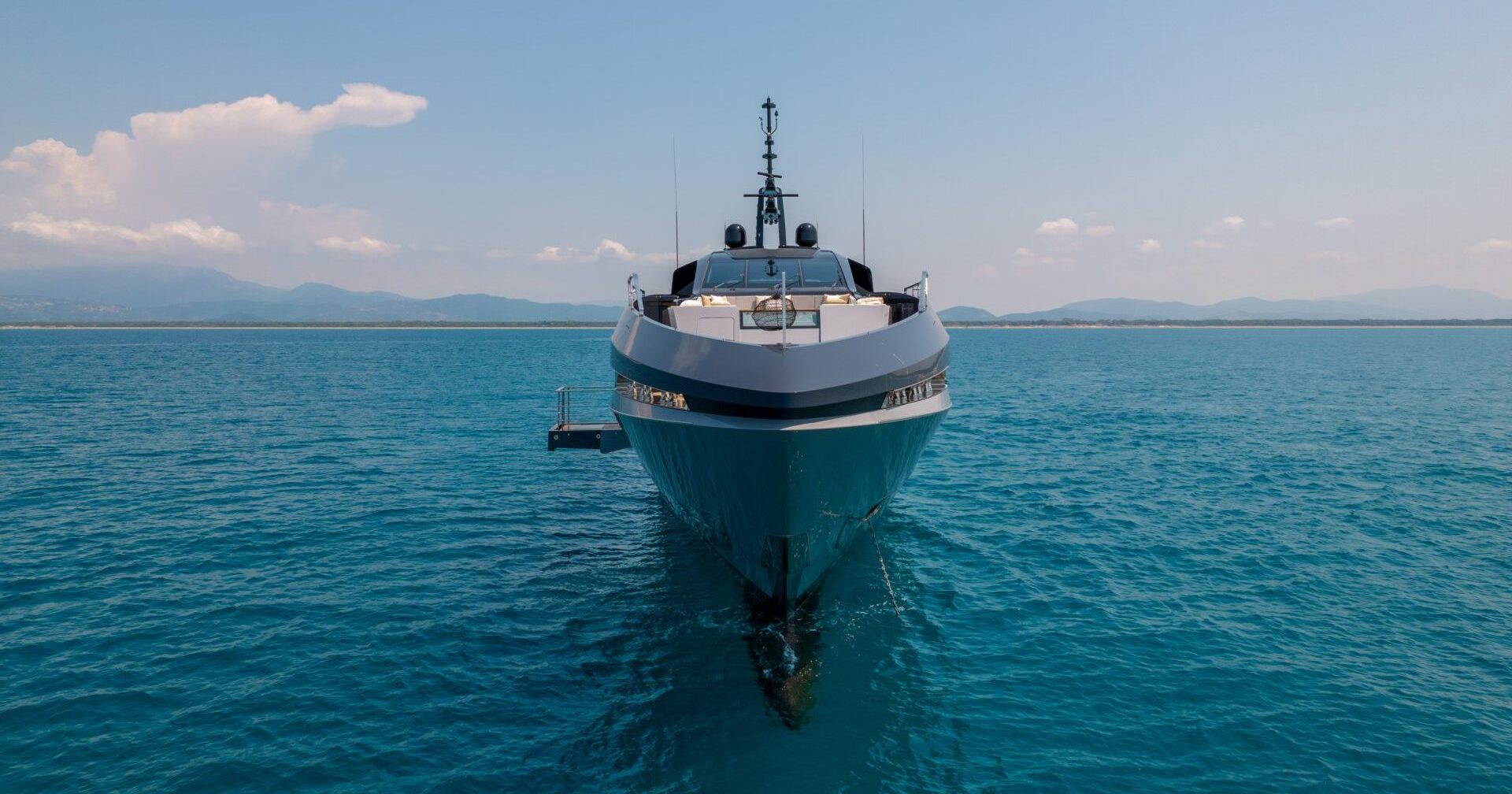 Mangusta yacht di lusso in mare aperto.