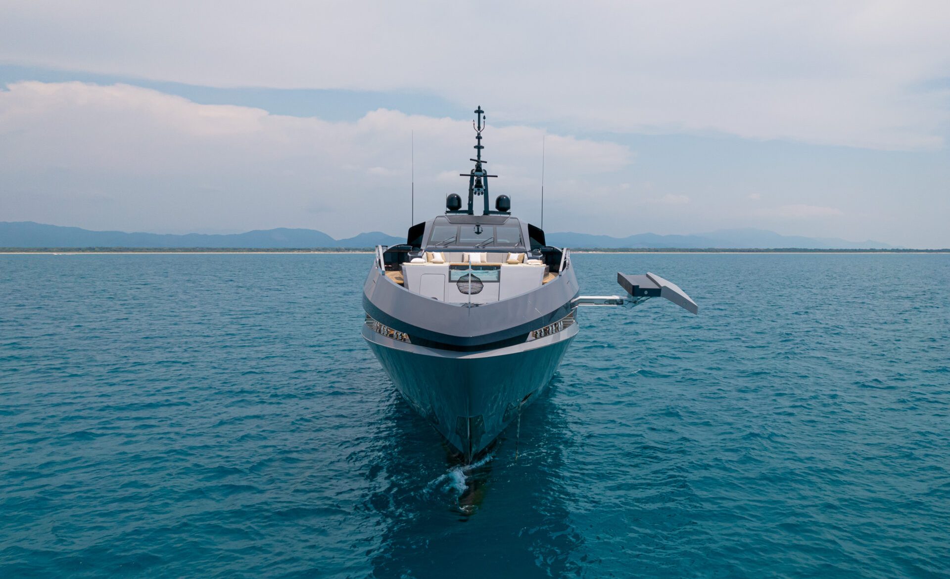 Yacht Mangusta sul mare con vista frontale elegante.
