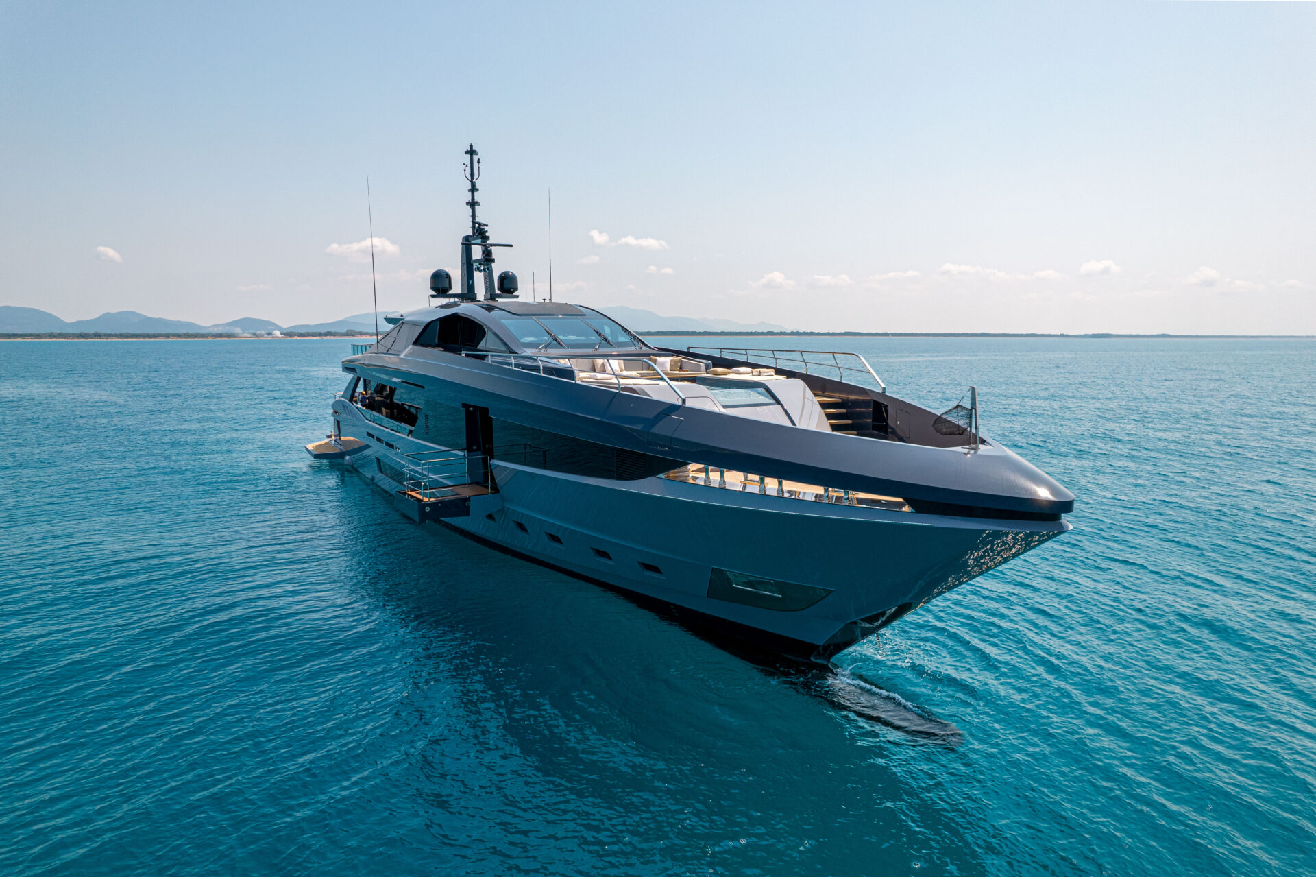 Yacht Mangusta in acque cristalline, profilo lussuoso.