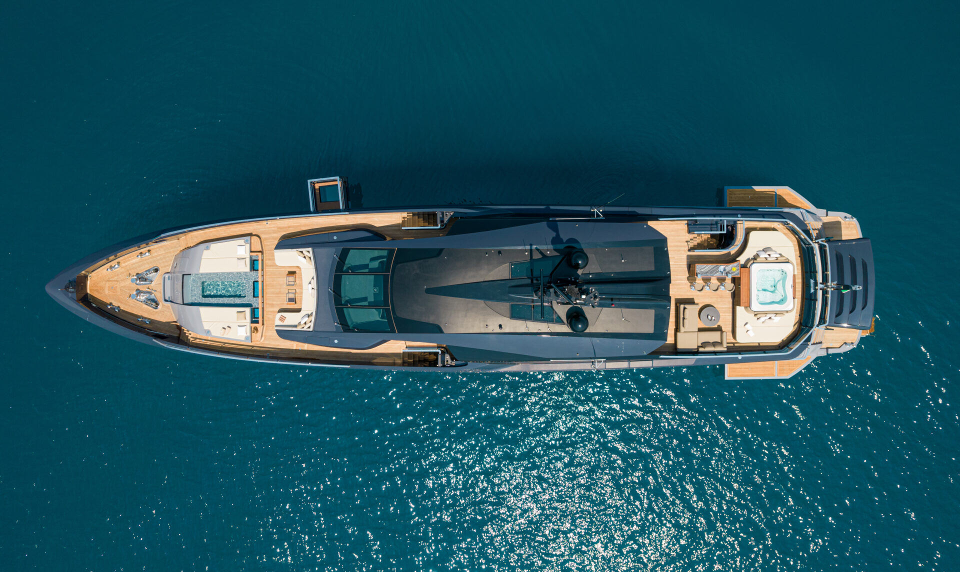 Yacht Mangusta dall'alto con jacuzzi e ponte in legno.