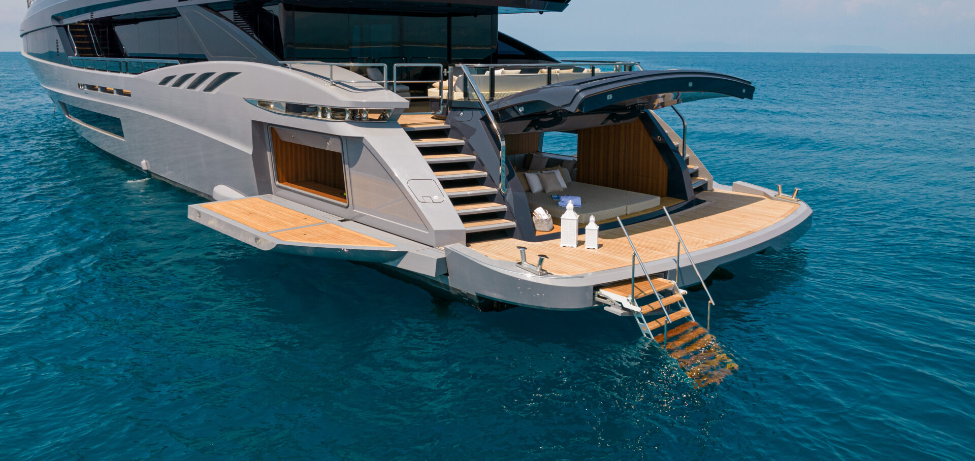 Piattaforma posteriore di Mangusta Yacht in mare.