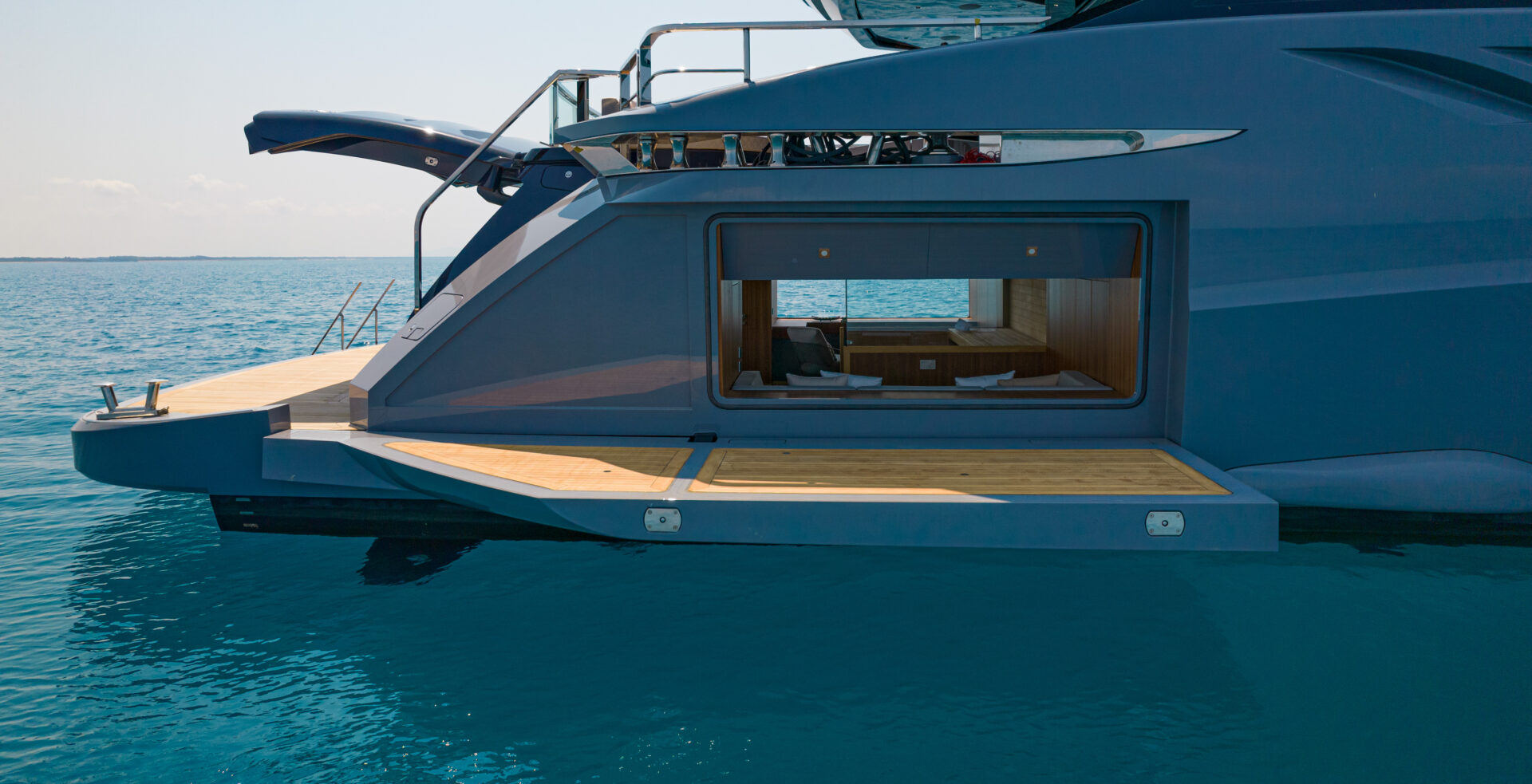 Dettaglio poppa aperta Mangusta Yachts sul mare.