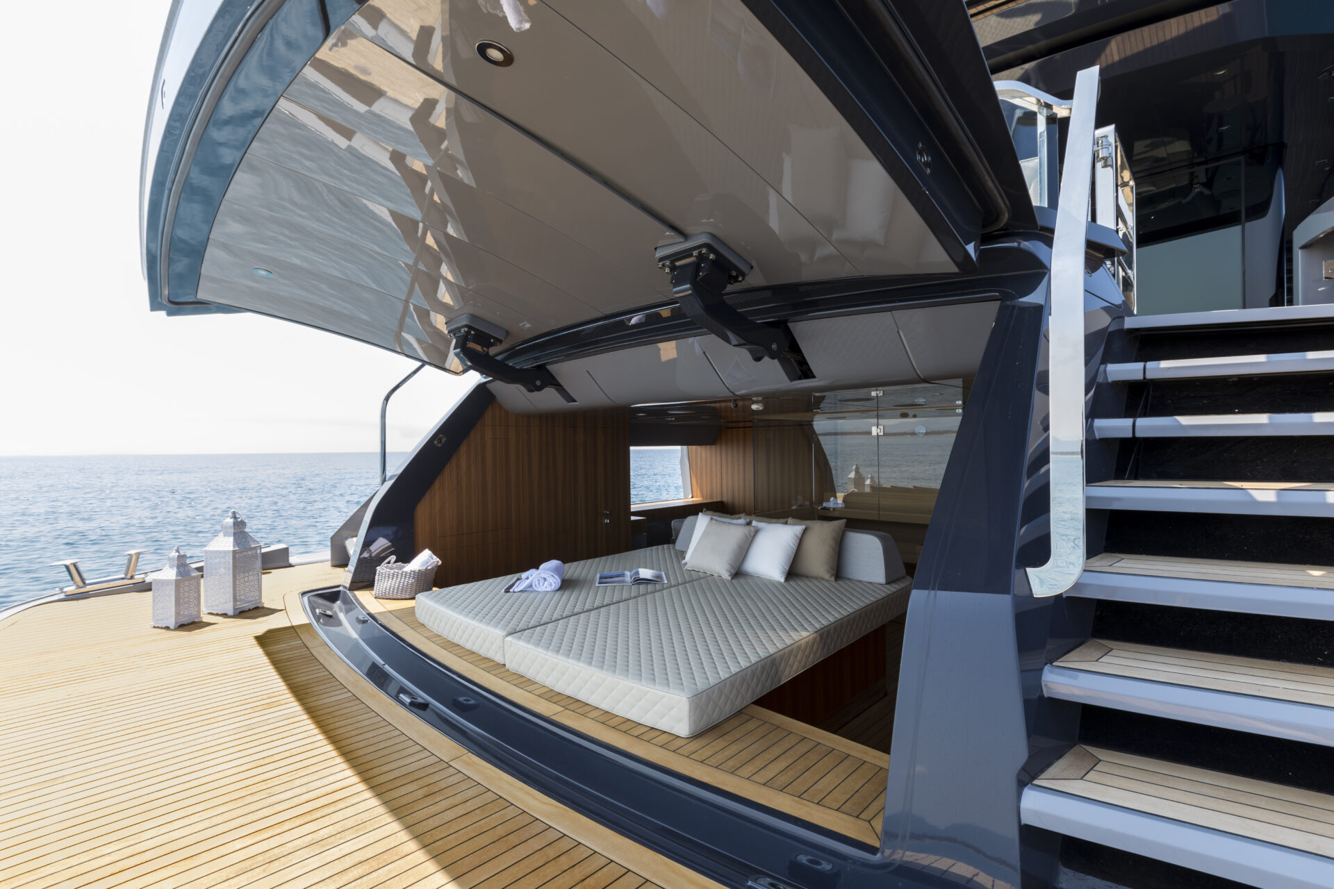 Zona relax esterna su yacht Mangusta a mare