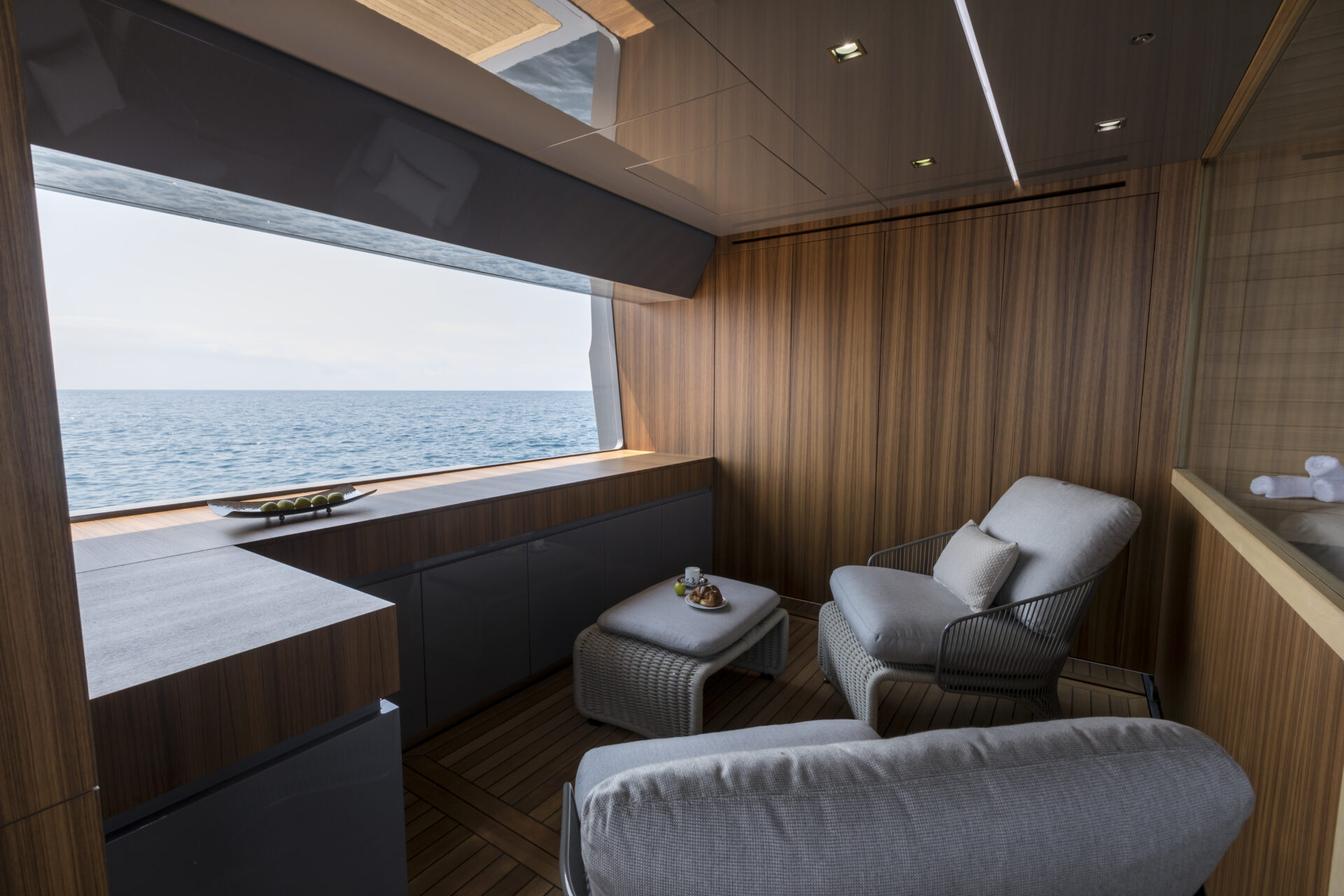 Interni yacht Mangusta, salotto con vista mare