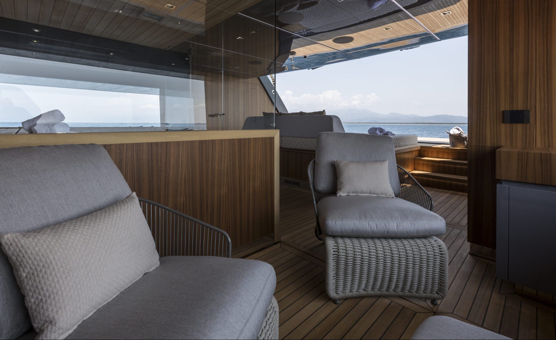 Interni yacht Mangusta, lusso e comfort in mare.