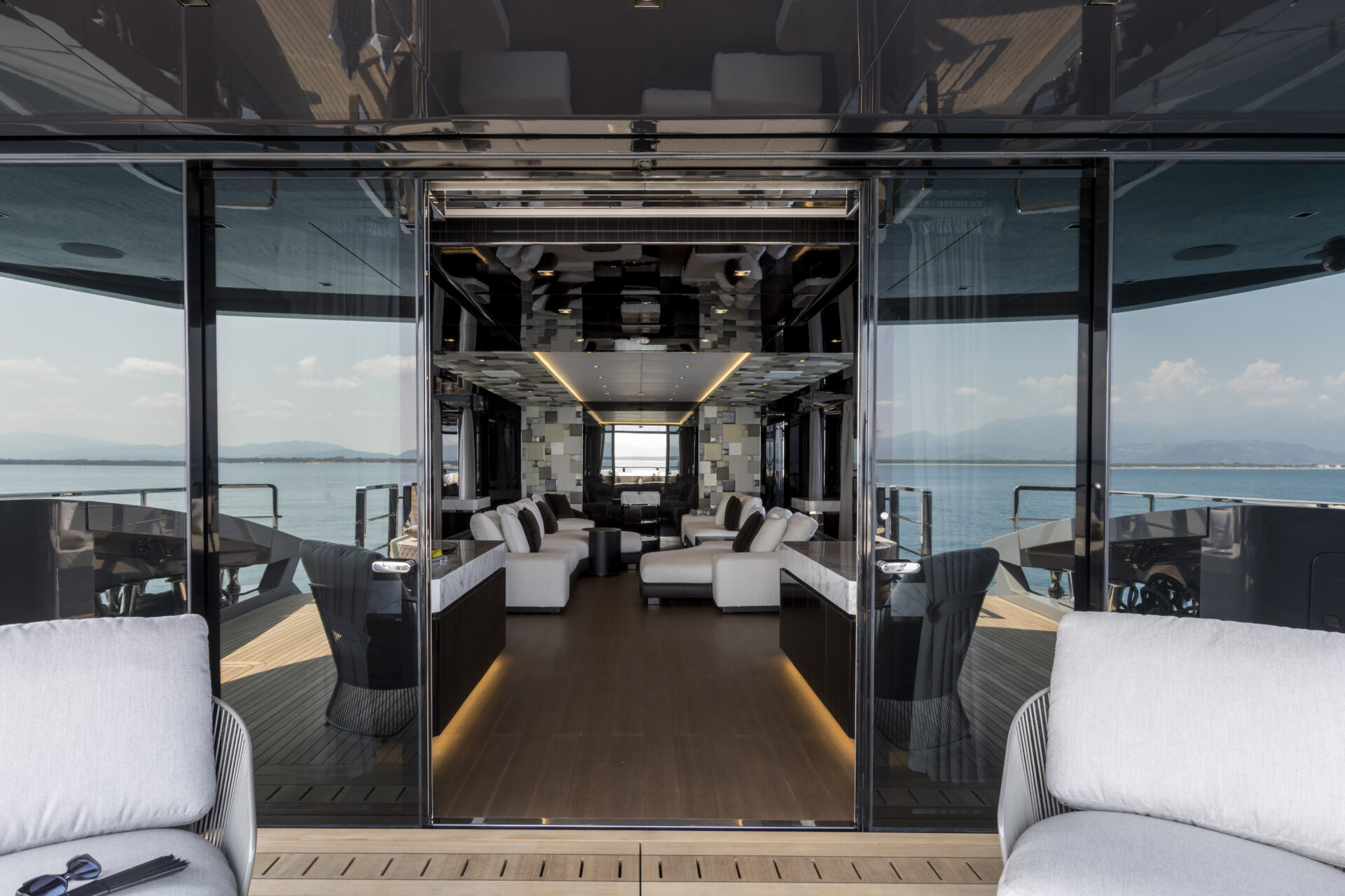 Salone interno di lusso su Mangusta Yachts.