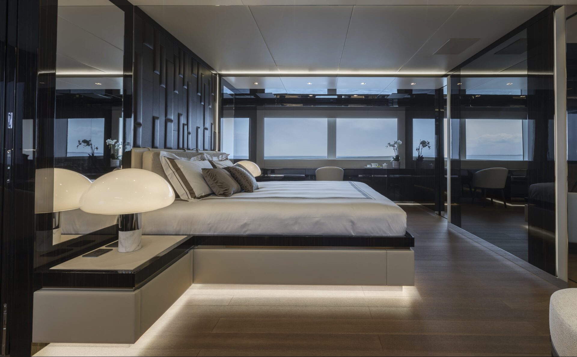 Cabina lussuosa yacht Mangusta con vista mare.