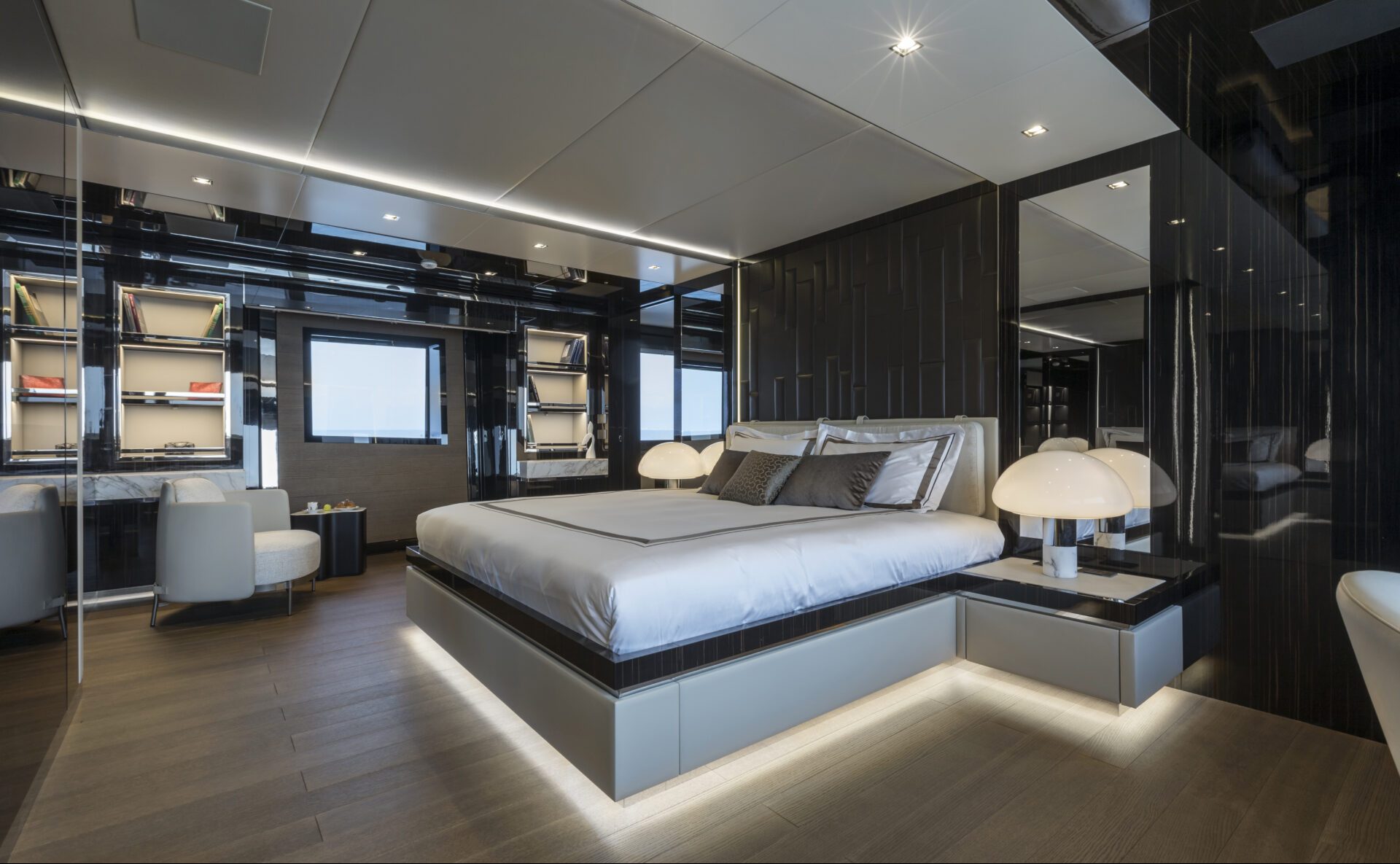 Interni lussuosi cabina principale Mangusta Yachts