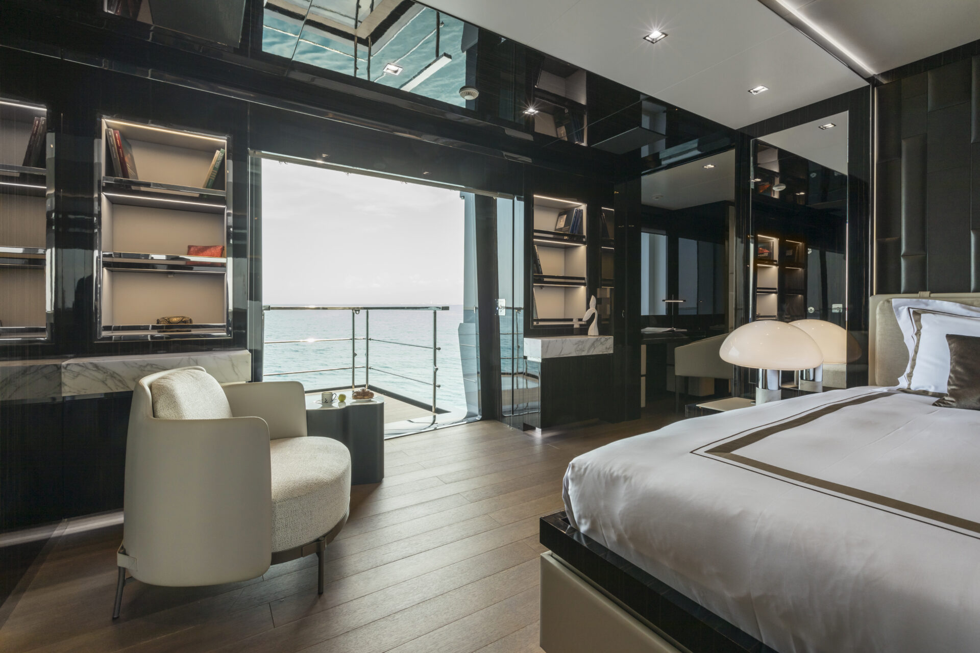 Suite elegante con vista mare su yacht di lusso