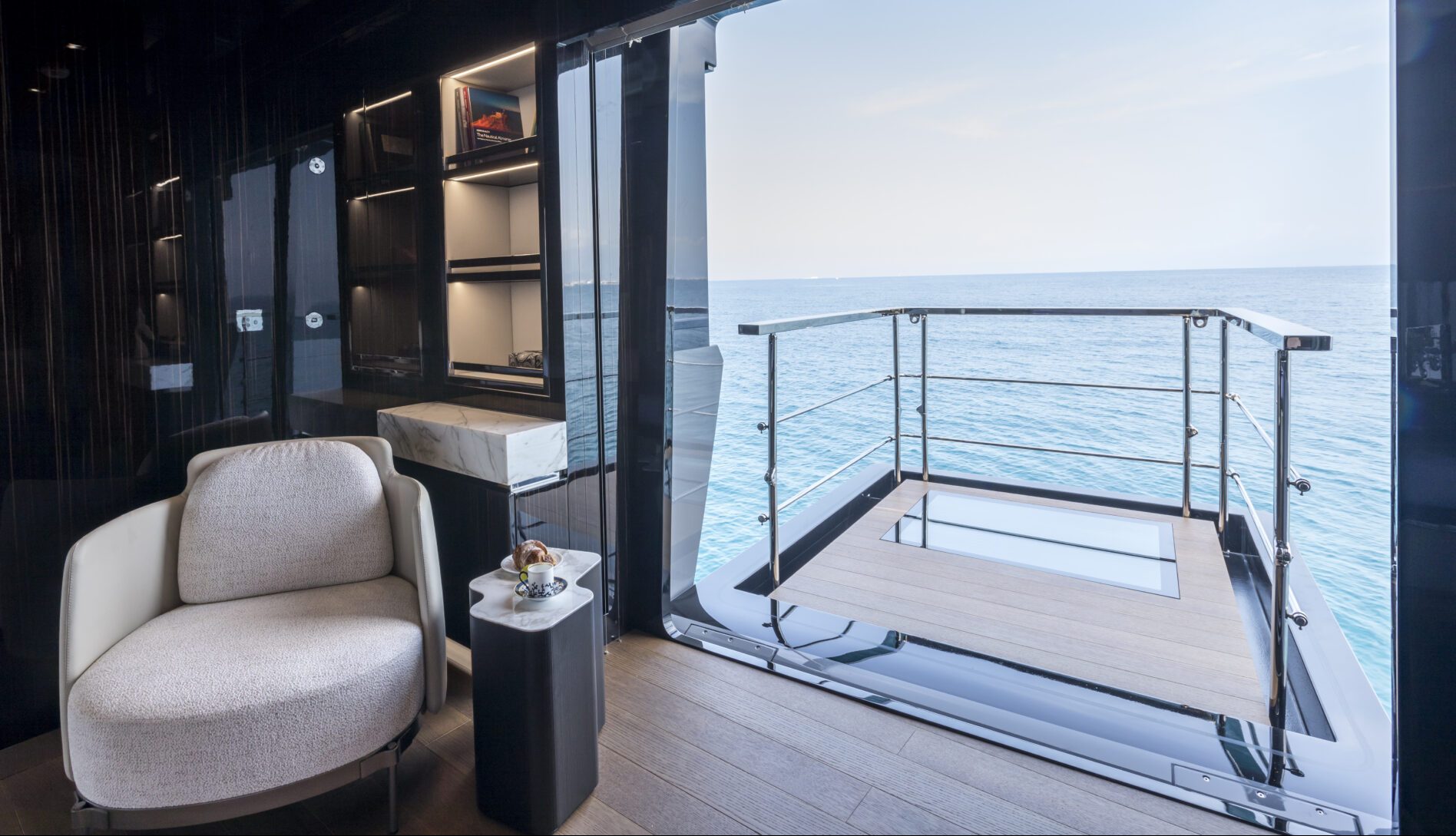 Terrazza yacht Mangusta con vista mare e poltrona elegante.