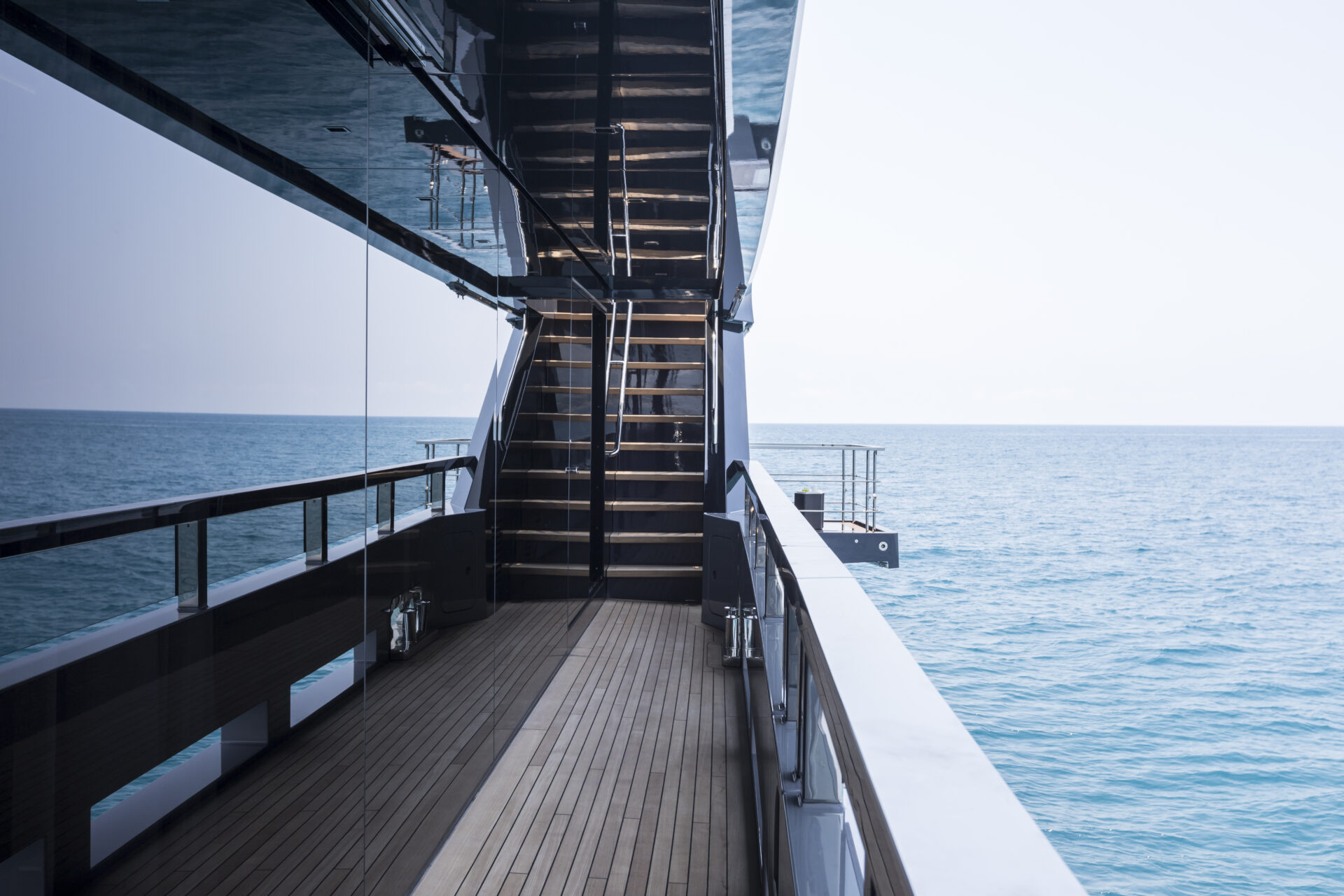 Scala esterna su yacht Mangusta con vista mare azzurro.