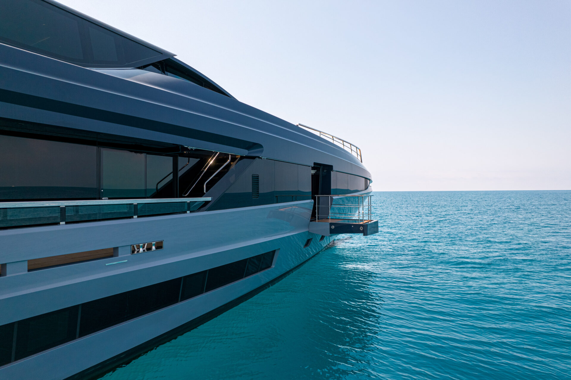 Yacht Mangusta elegante sul mare turchese.