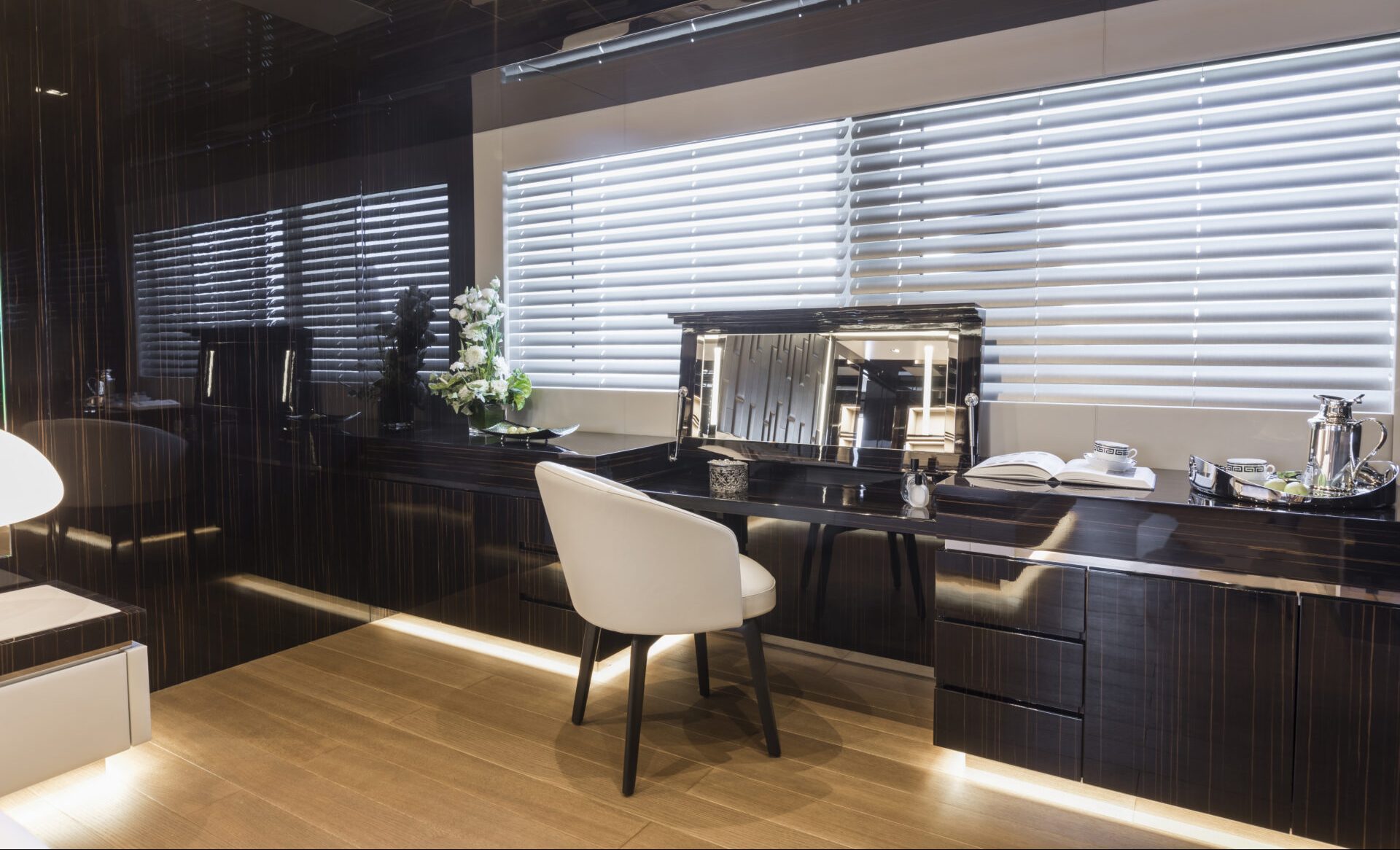 Interni eleganti di un yacht Mangusta Yachts