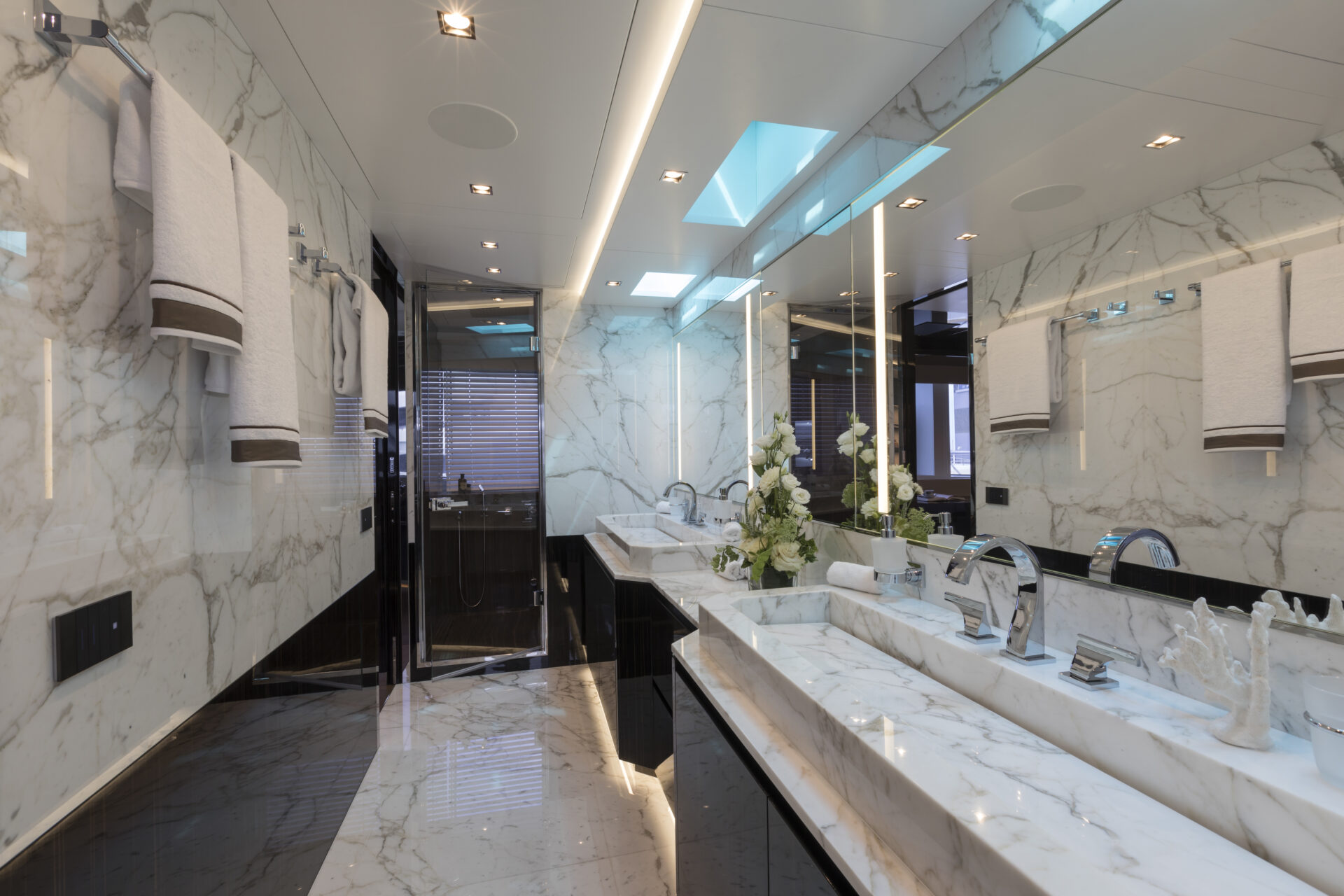 Bagno di lusso Mangusta Yachts in marmo bianco.