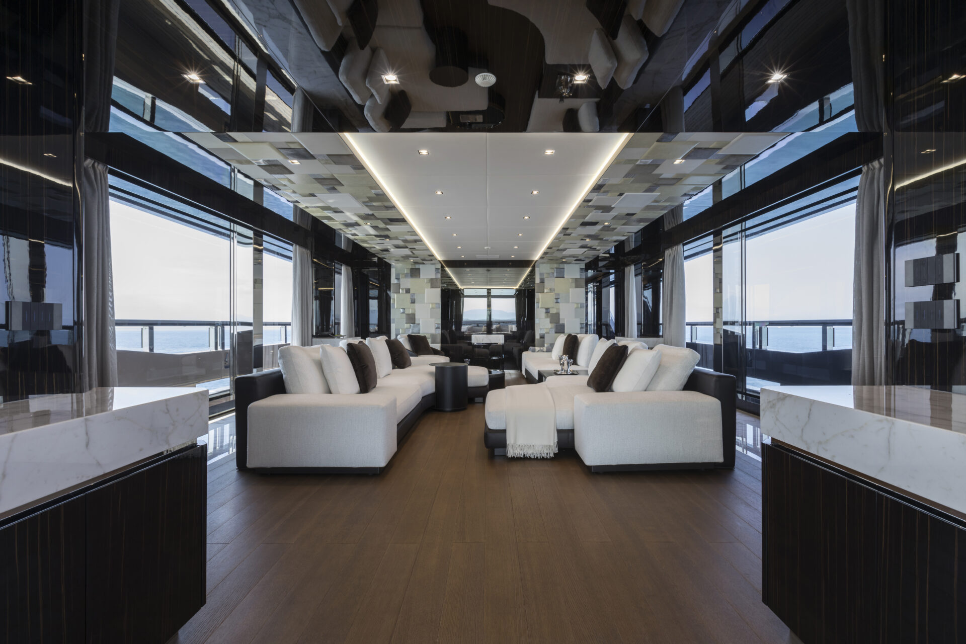 Salone di lusso a bordo di uno yacht Mangusta.