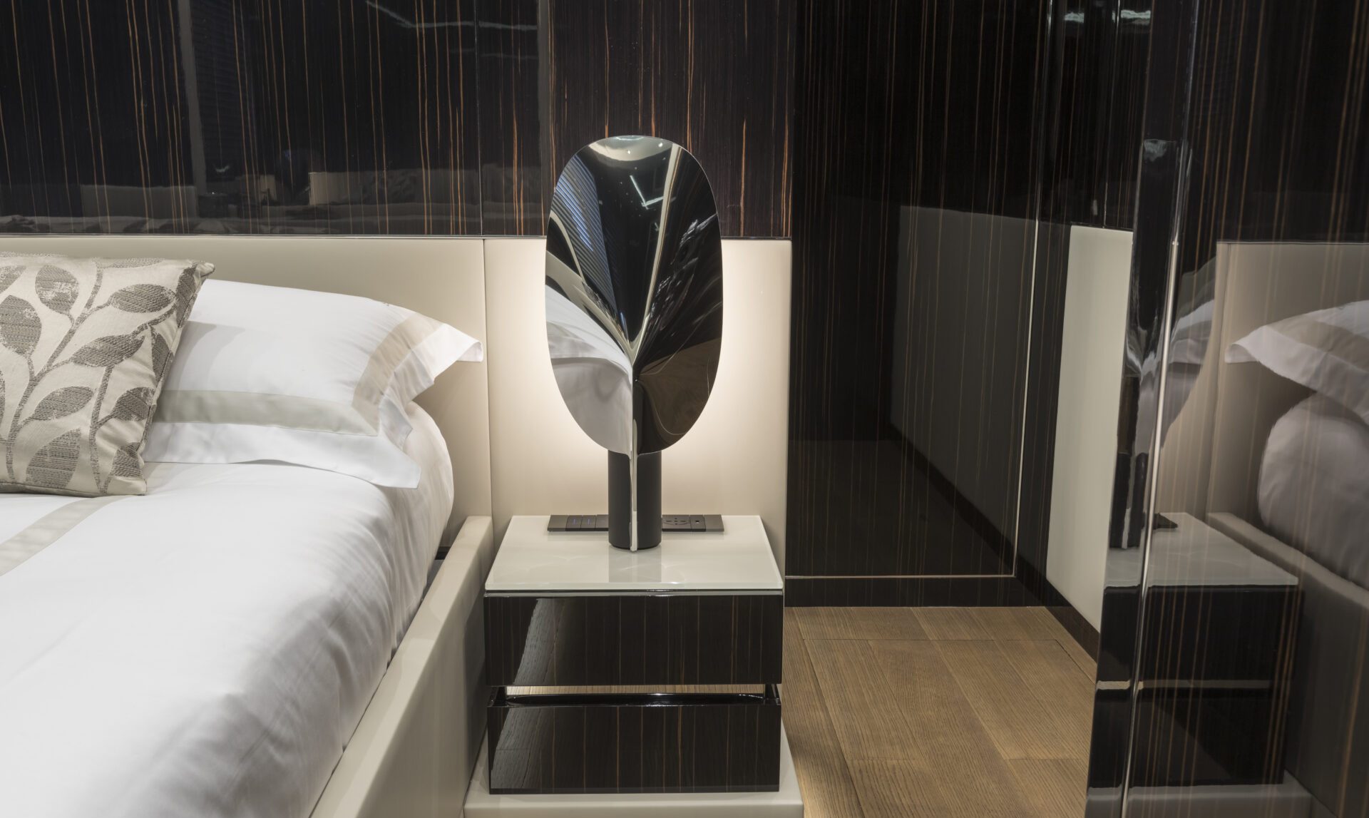 Lampada moderna su comodino, interni lussuosi yacht.