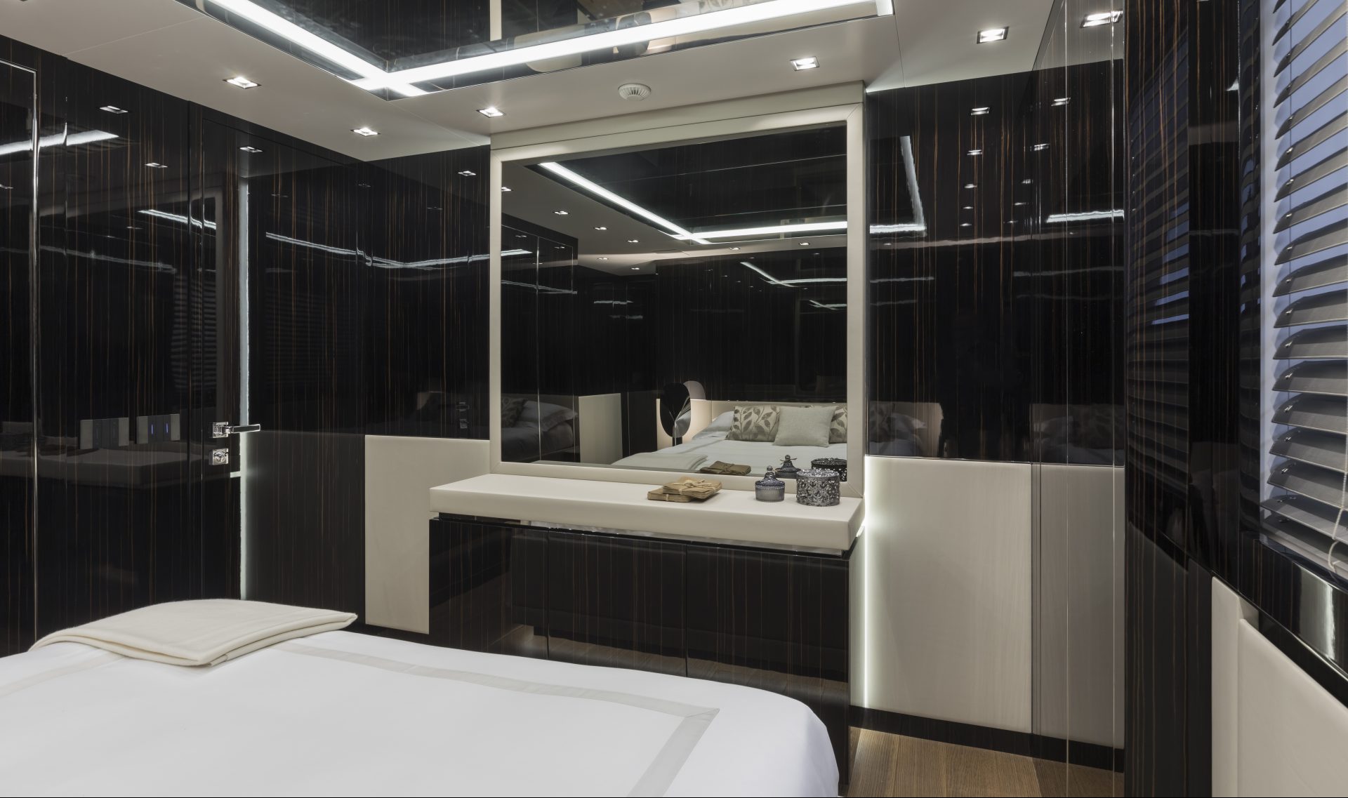 Cabina di lusso Mangusta Yachts con finiture moderne.
