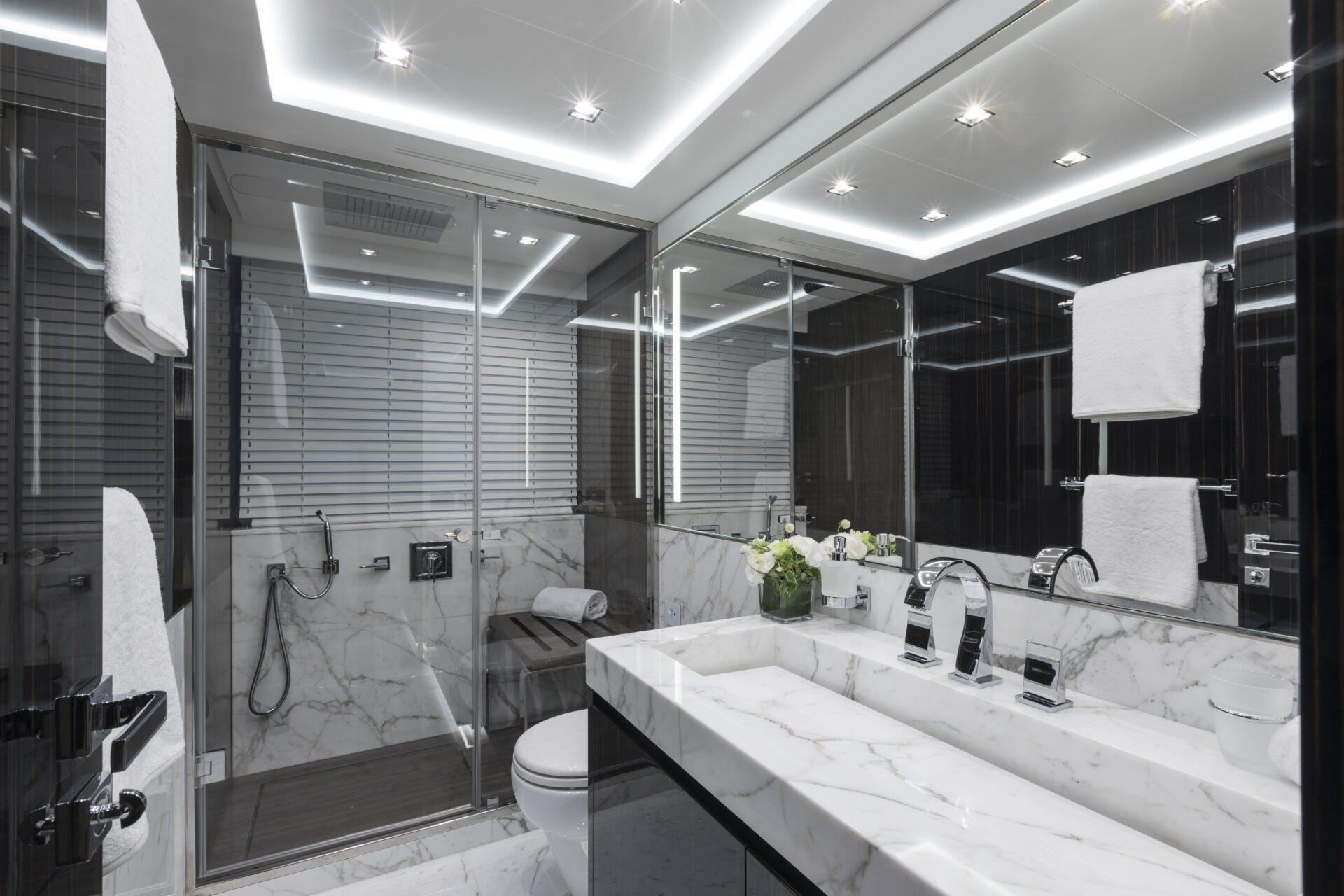 Bagno di lusso Mangusta Yachts con rifiniture in marmo.