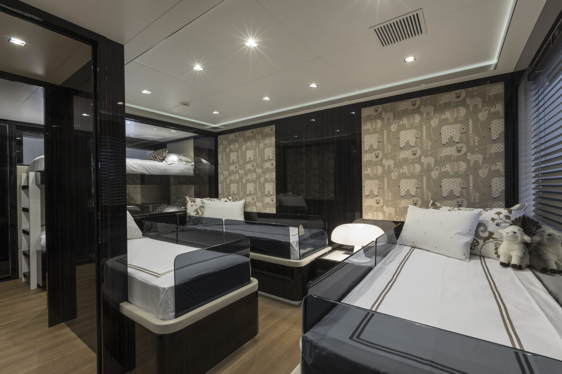 Cabina spaziosa e moderna su yacht Mangusta