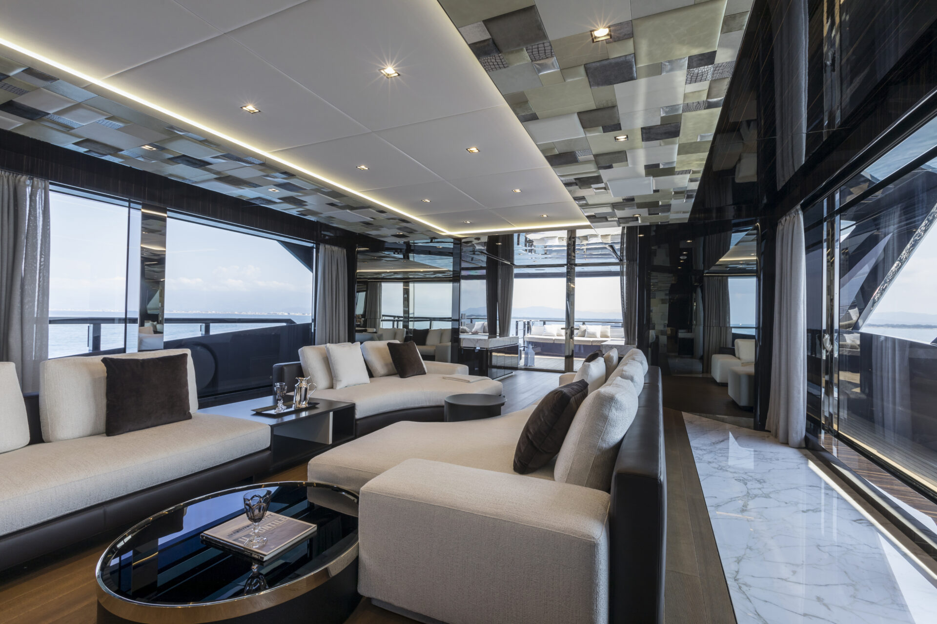 Lusso e comfort nel salone di uno yacht Mangusta.