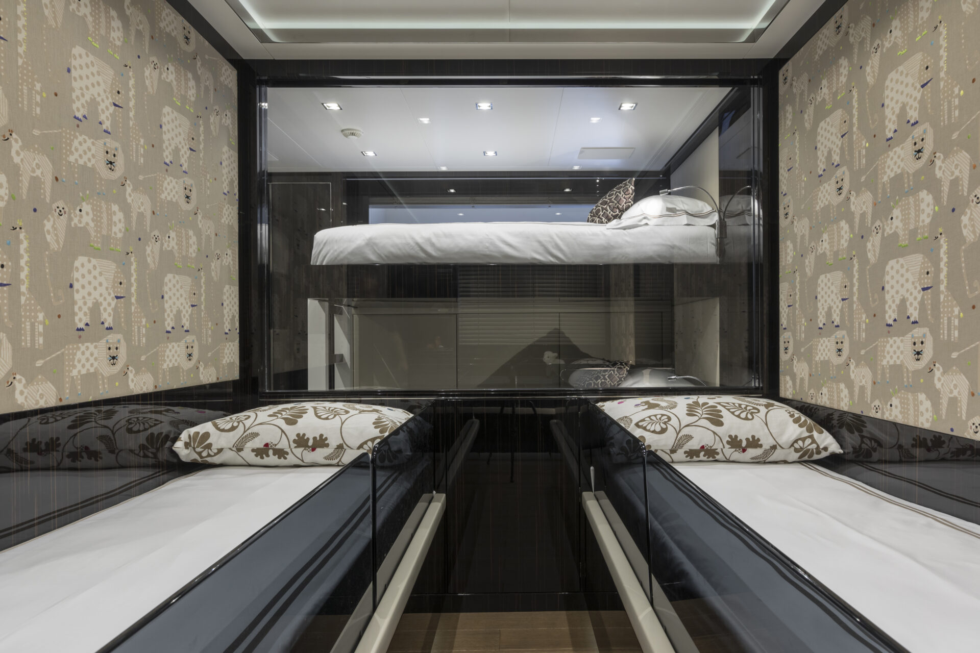 Interni eleganti cabina doppia Mangusta Yachts.