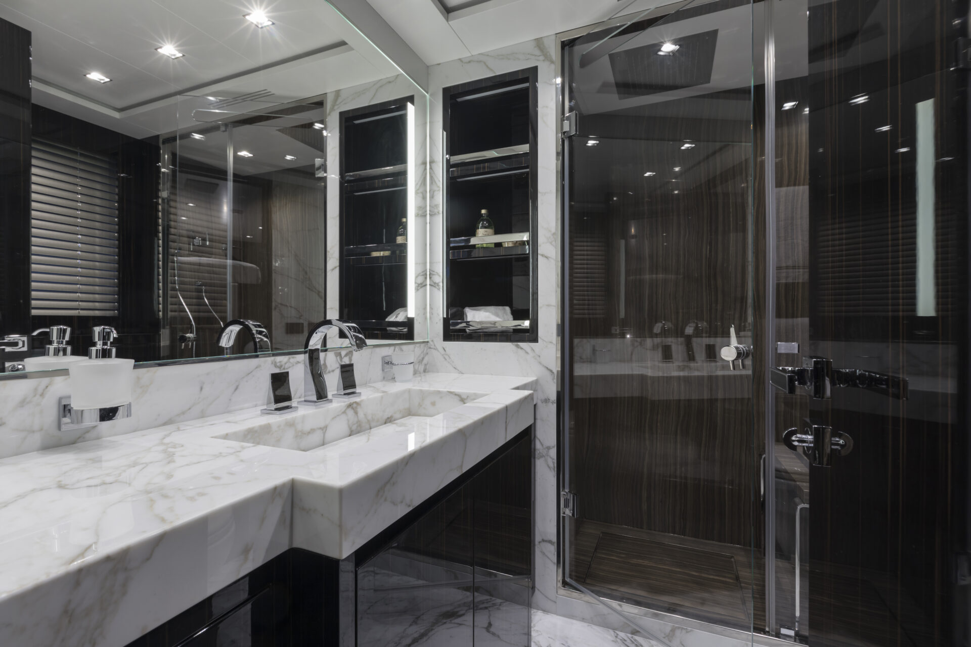 Bagno elegante in marmo su Mangusta Yacht.