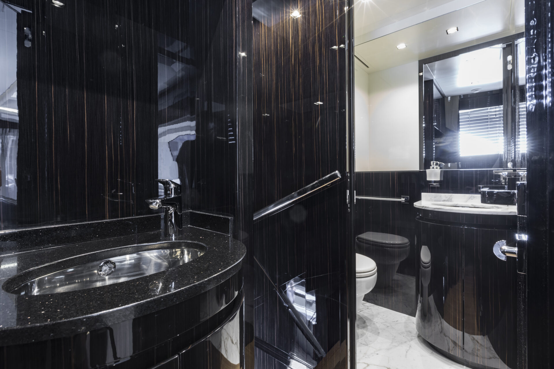 Bagno di lusso a bordo di uno yacht Mangusta