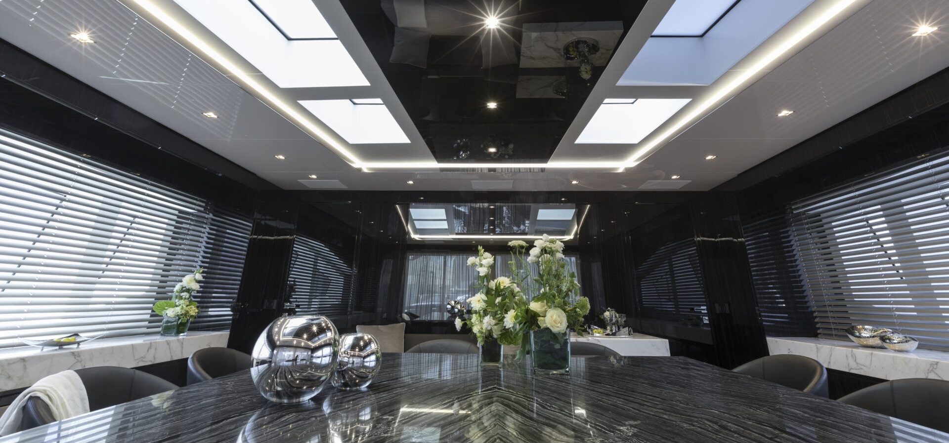 Interni eleganti di uno yacht Mangusta di lusso.