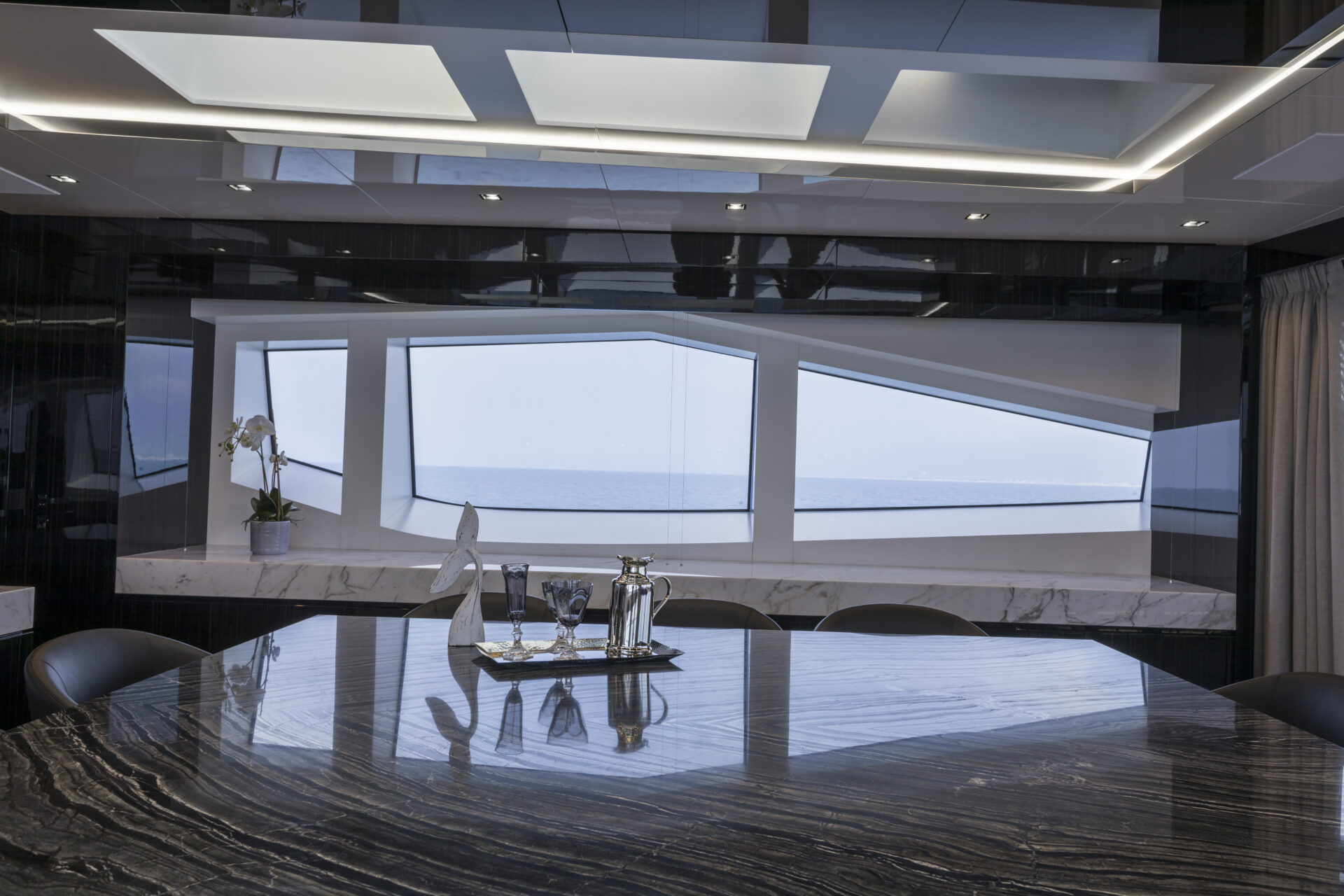 Interno lussuoso di Mangusta Yacht con vista mare