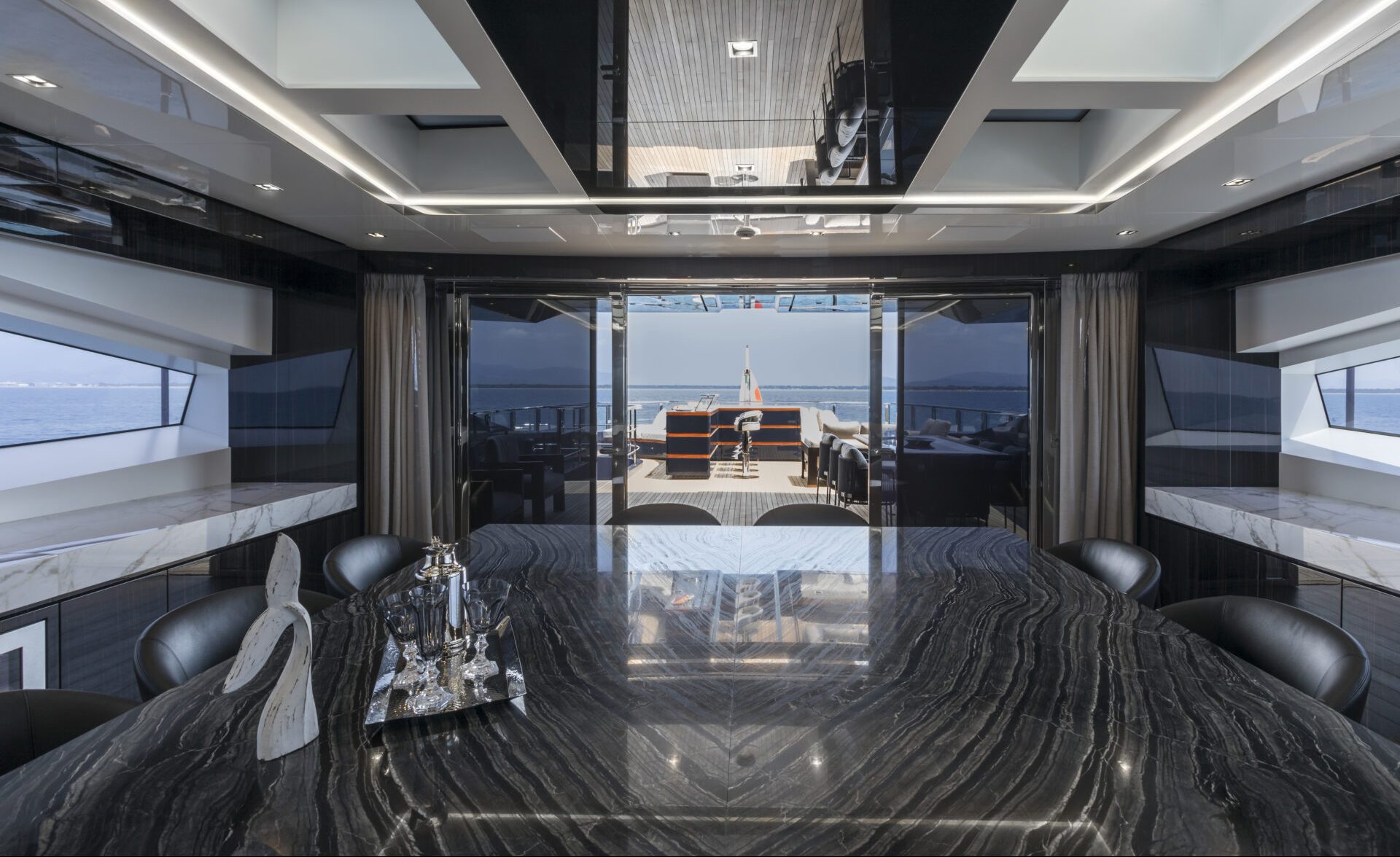 Interni lussuosi con vista mare di un Mangusta Yacht.