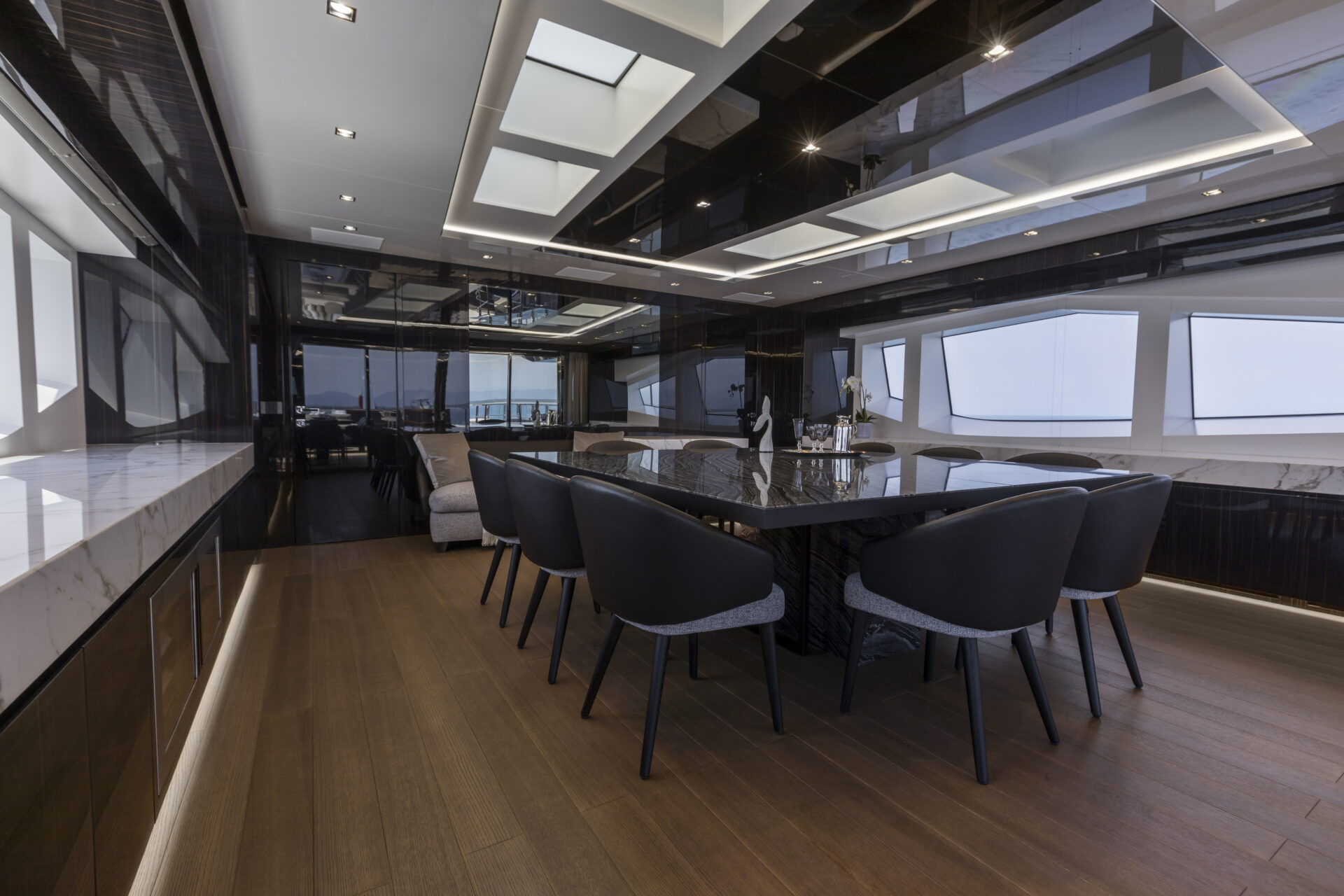 Sala da pranzo lussuosa di uno yacht Mangusta