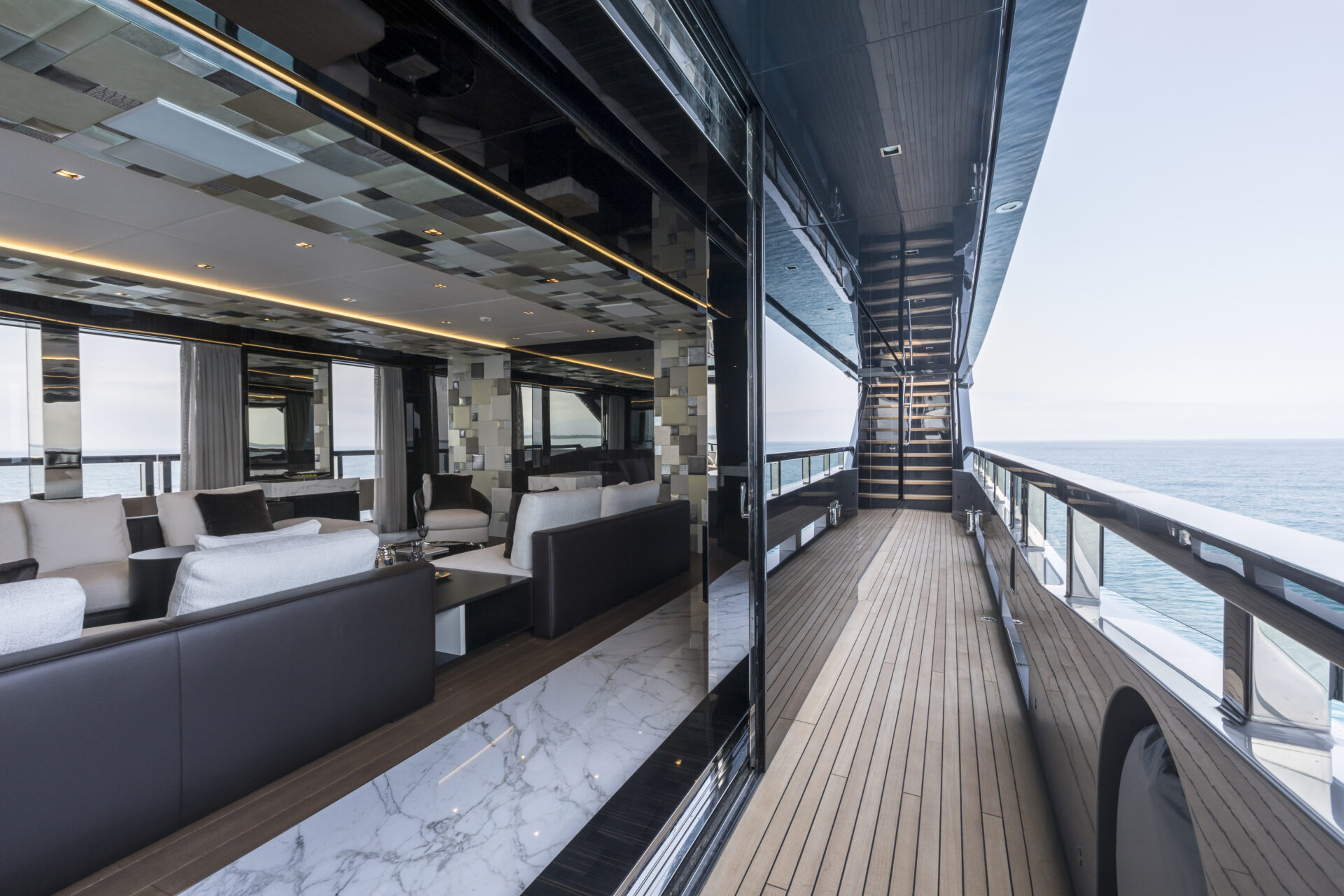 Interni eleganti e vista mare su Mangusta Yachts