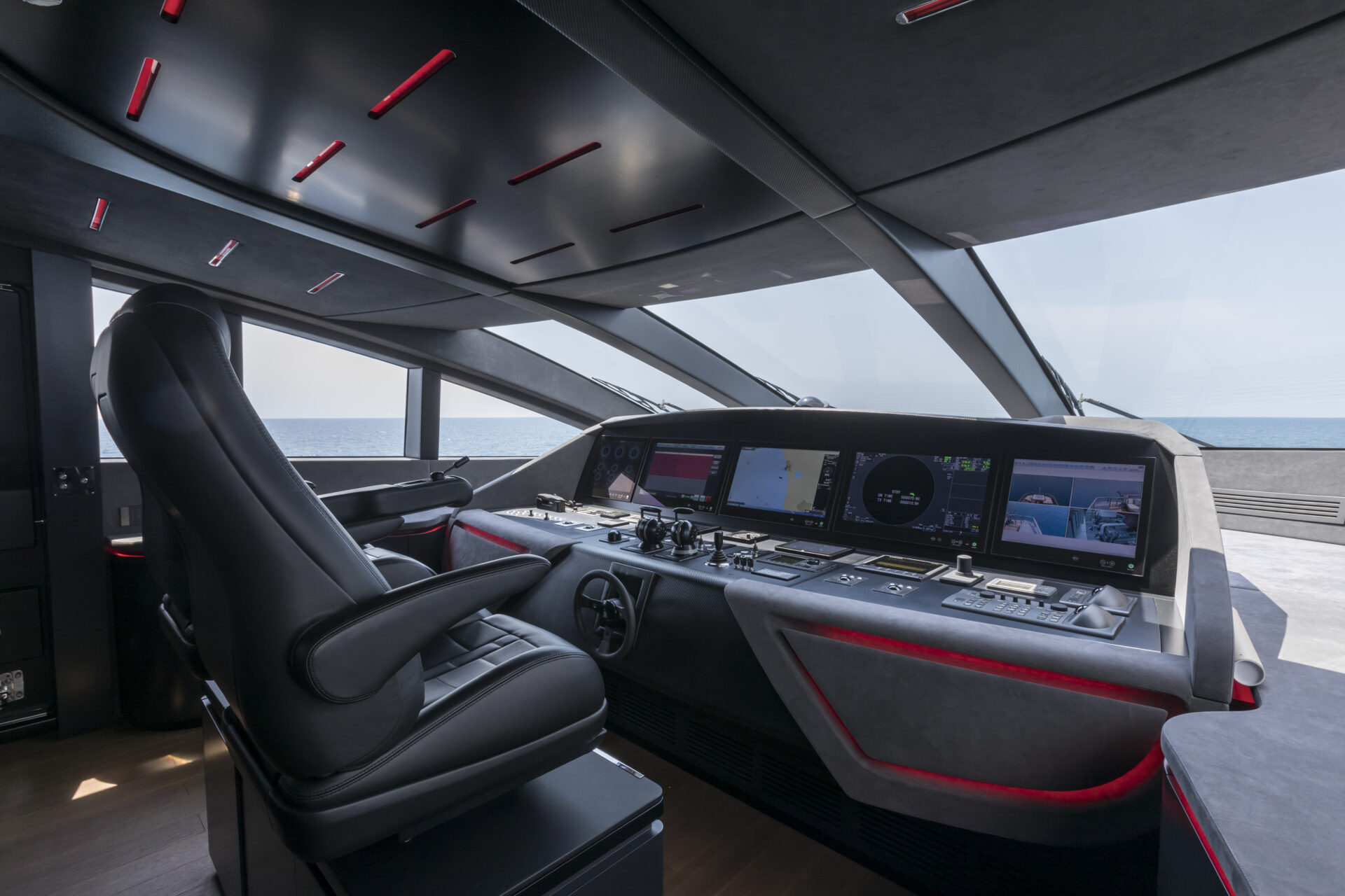 Plancia di comando high-tech Mangusta Yachts
