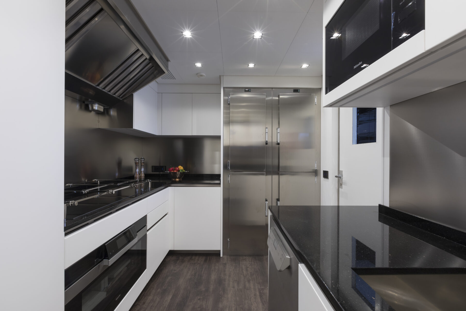 Cucina moderna Mangusta Yachts con rifiniture inox.