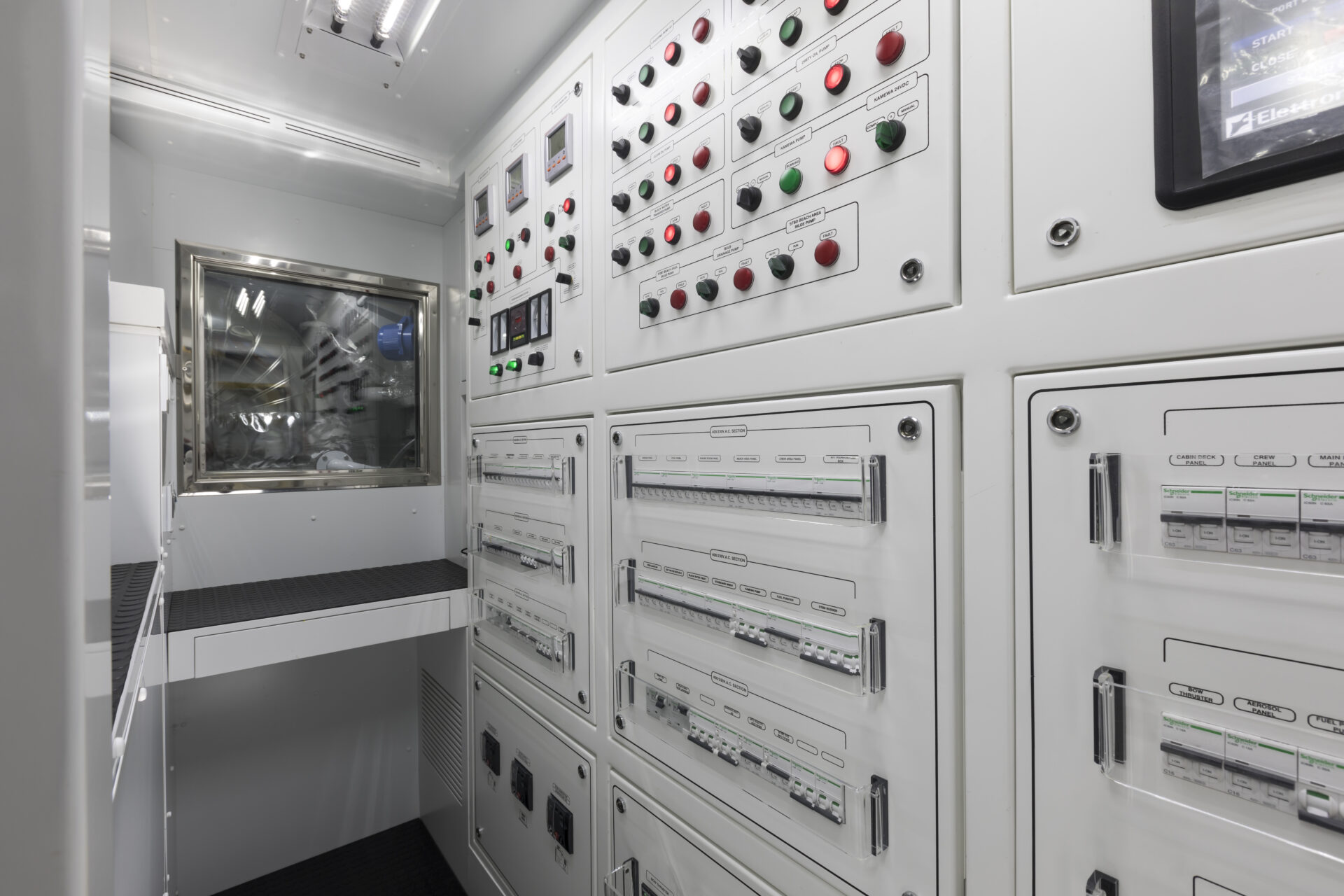 Quadro elettrico moderno in sala macchine yacht Mangusta.