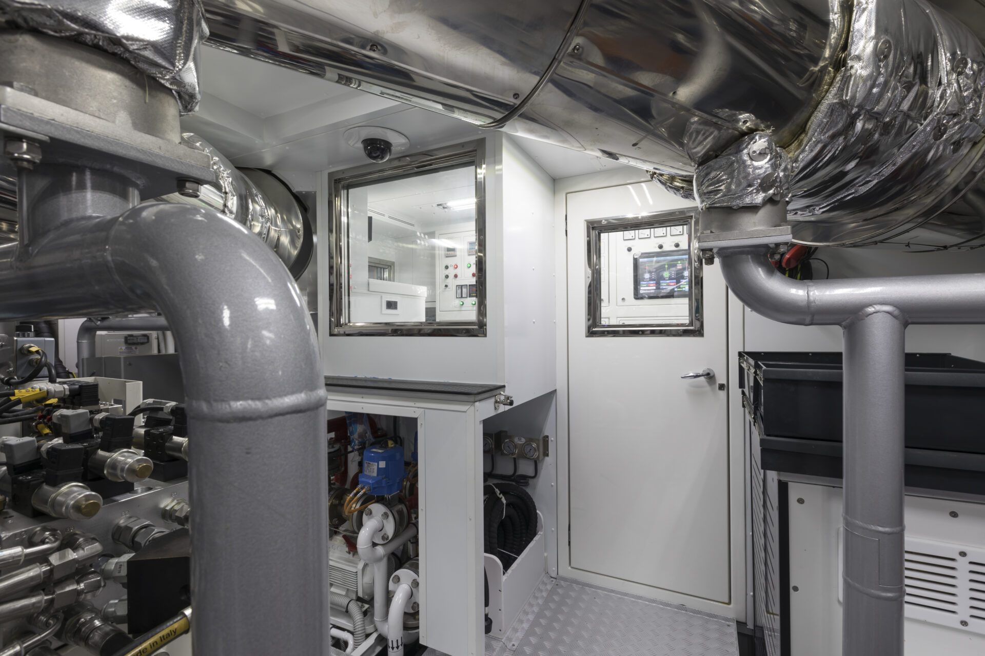 Sala macchine moderna di uno yacht Mangusta.