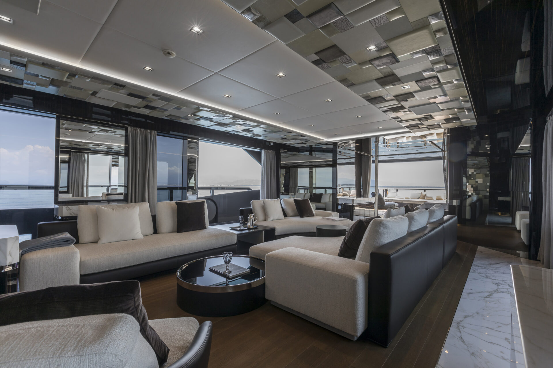 Lussuoso salone interno su Mangusta Yachts.
