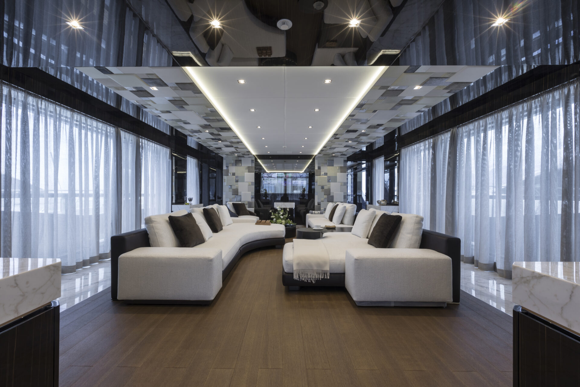 Salotto elegante di uno yacht Mangusta Yachts.