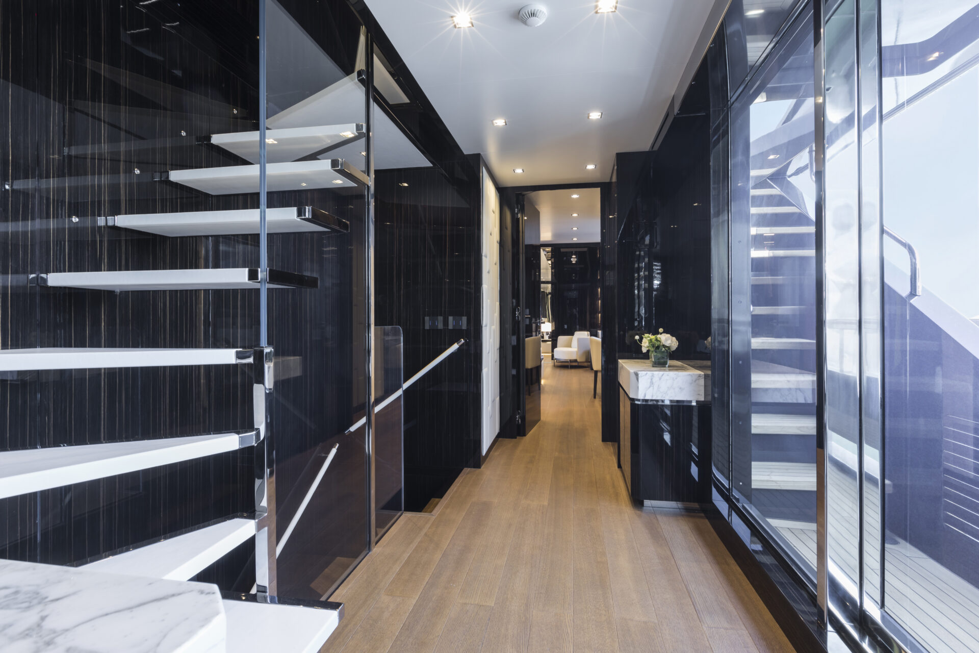 Interni eleganti yacht Mangusta, scala moderna