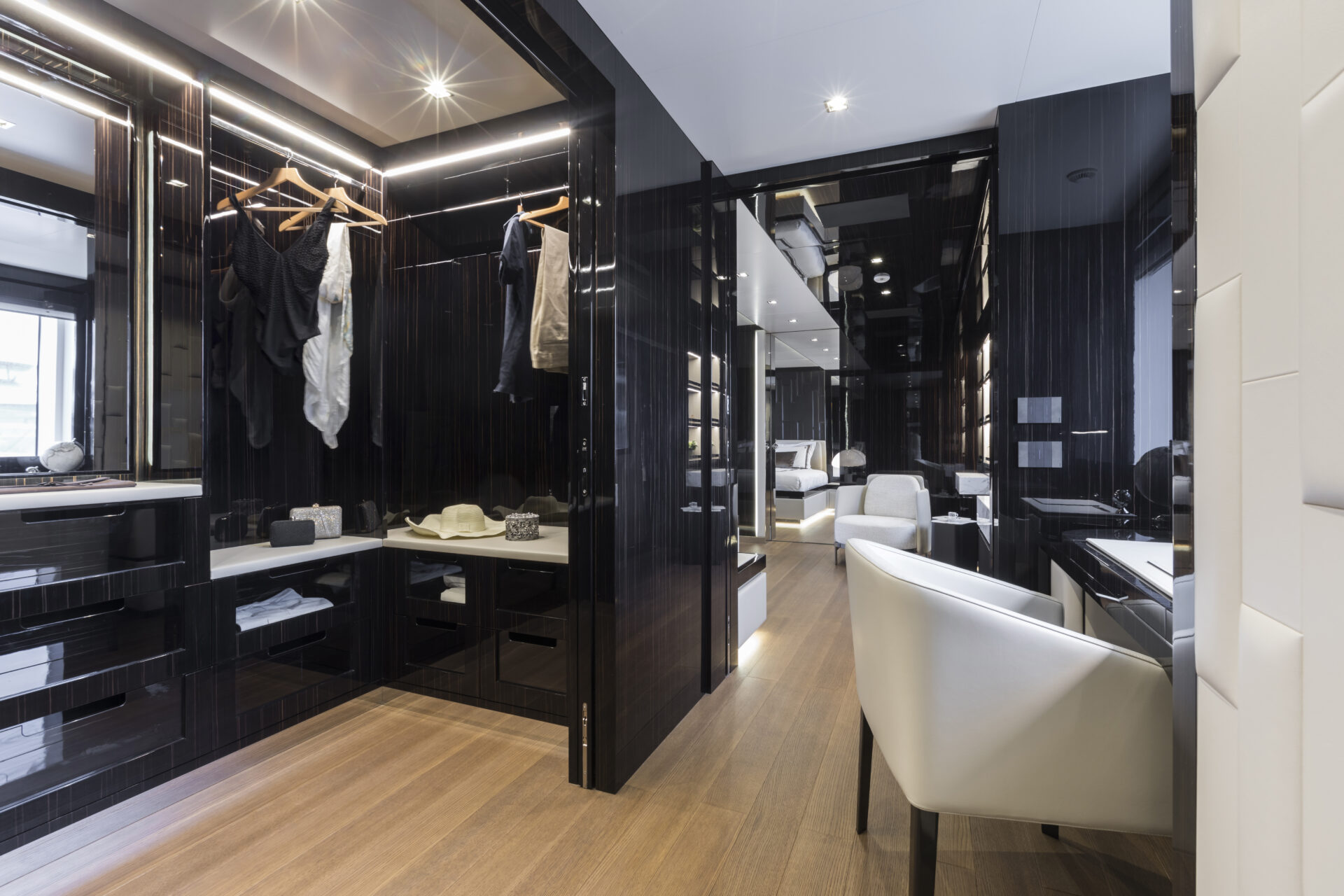 Cabina armadio lussuosa su yacht Mangusta.