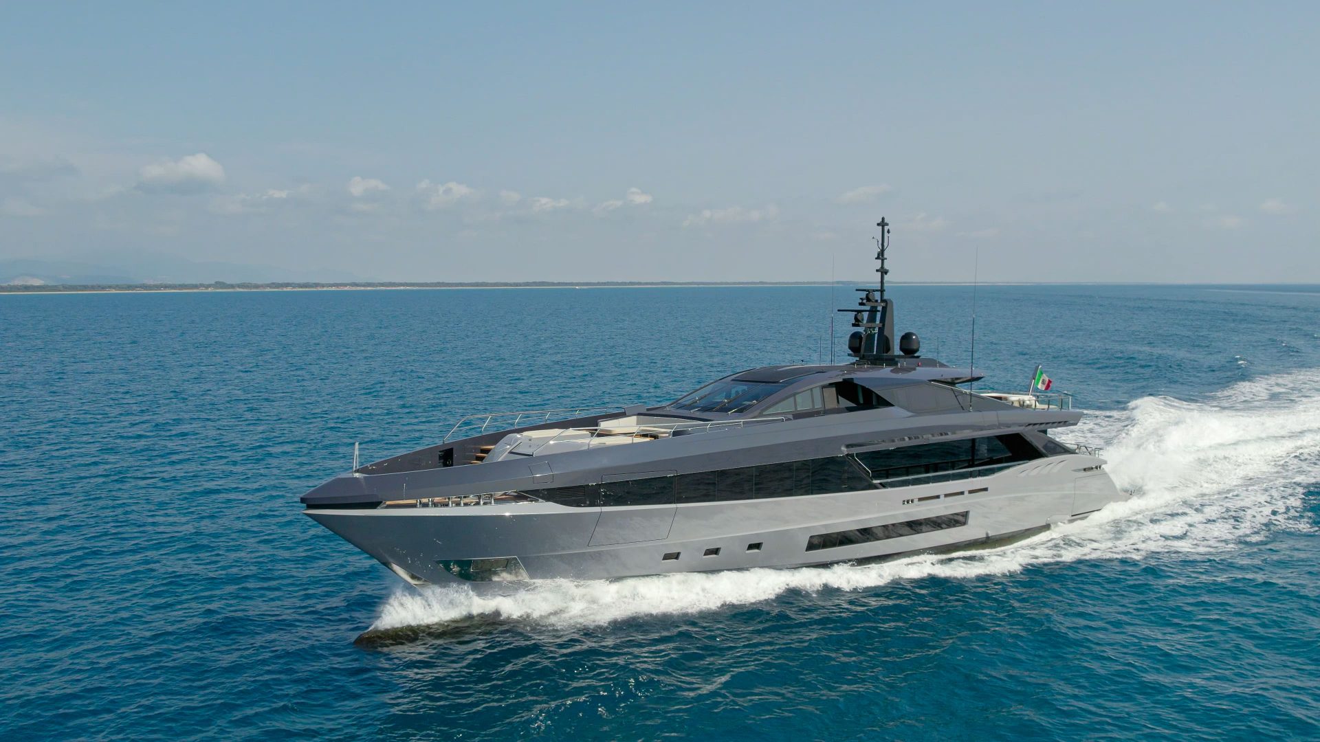 Yacht Mangusta in navigazione sul mare azzurro.