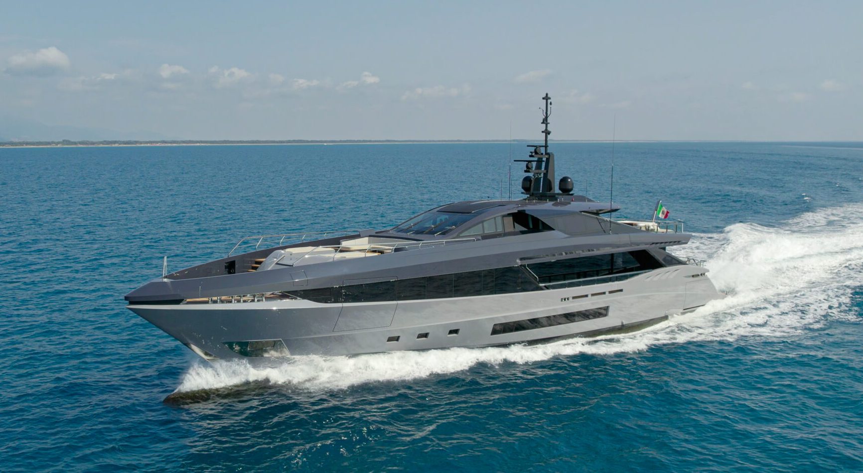 Yacht Mangusta in navigazione sul mare azzurro