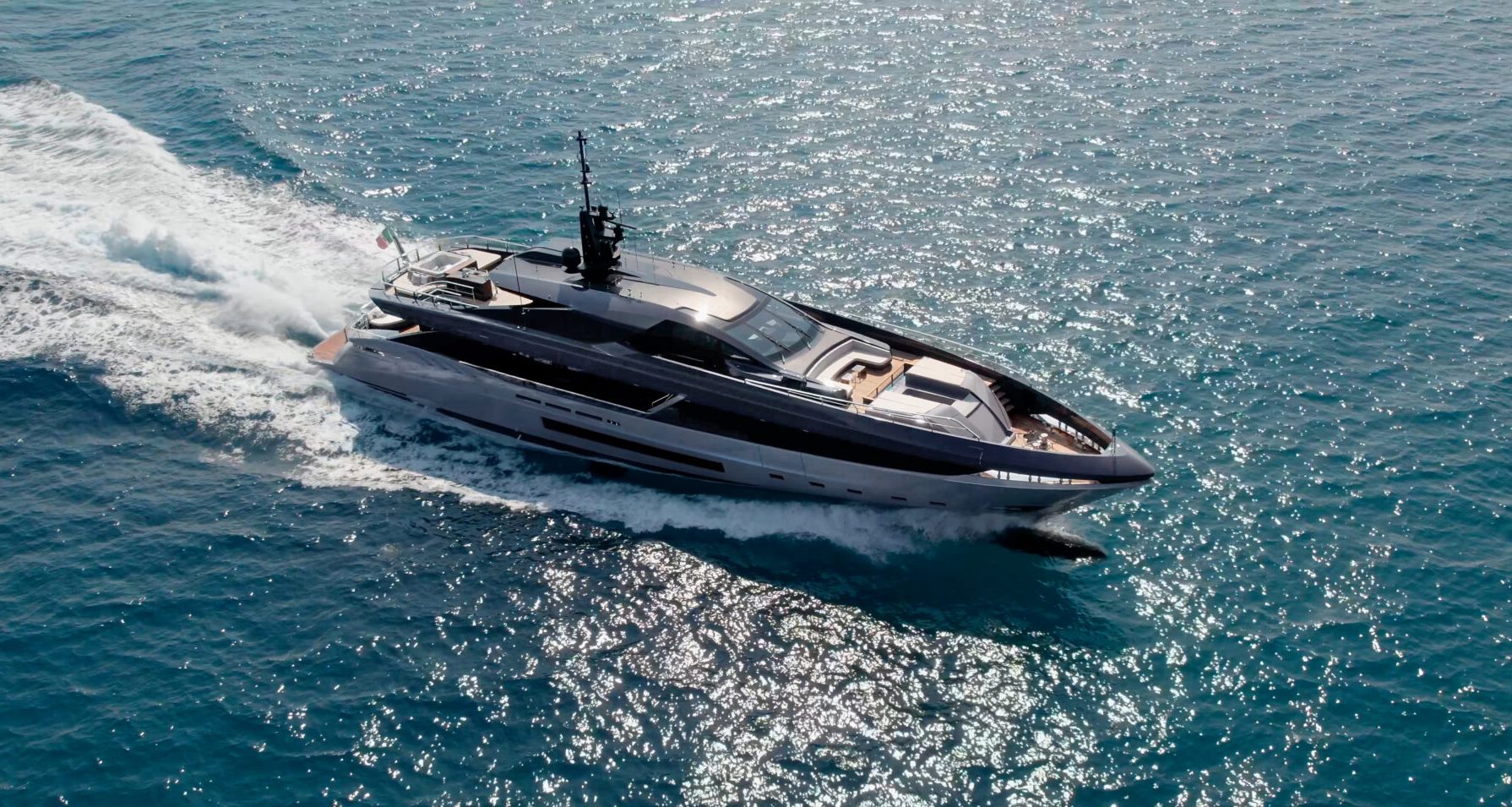 Yacht Mangusta in navigazione su mare blu brillante.