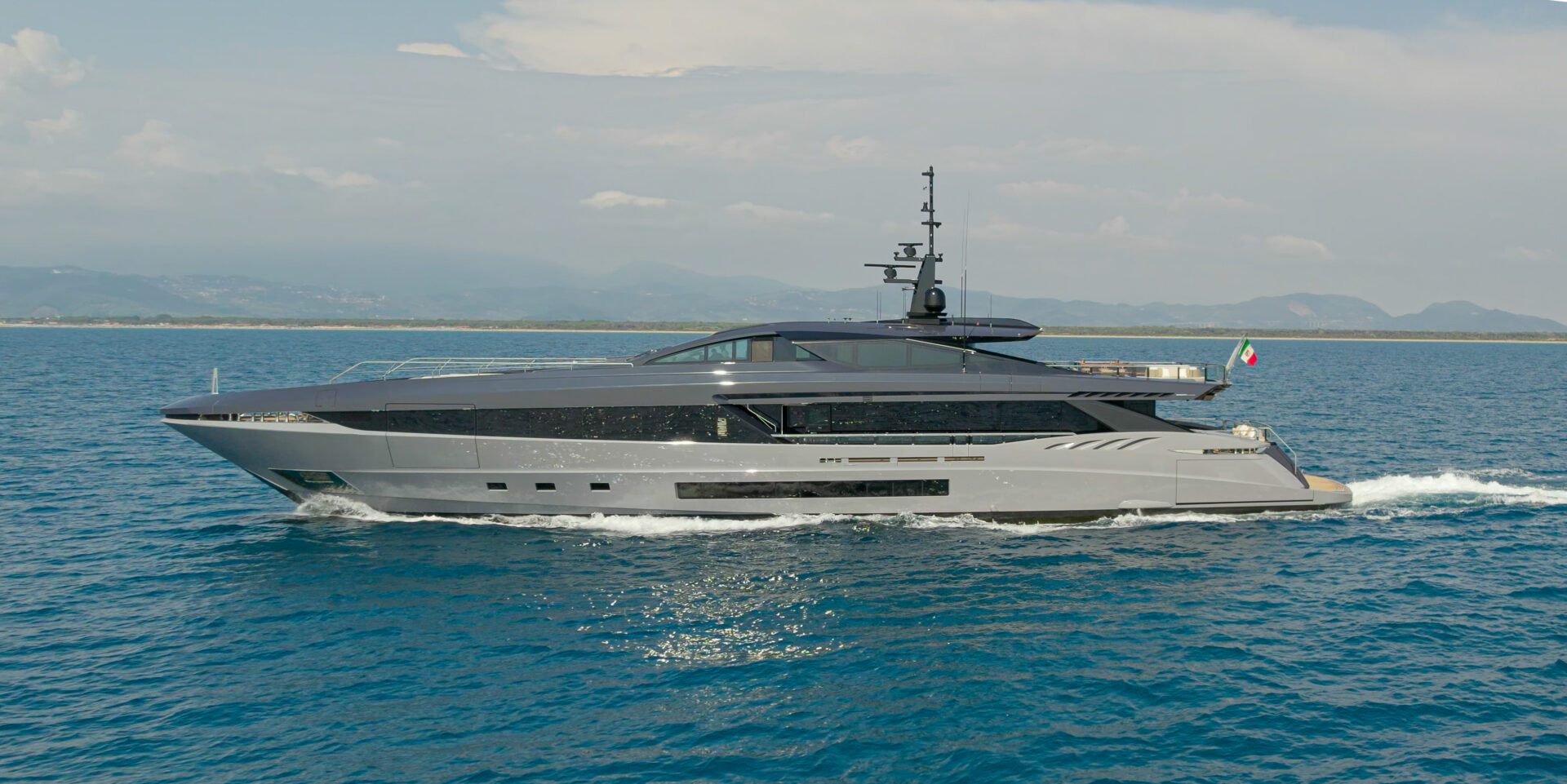 Yacht Mangusta veloce su mare aperto.