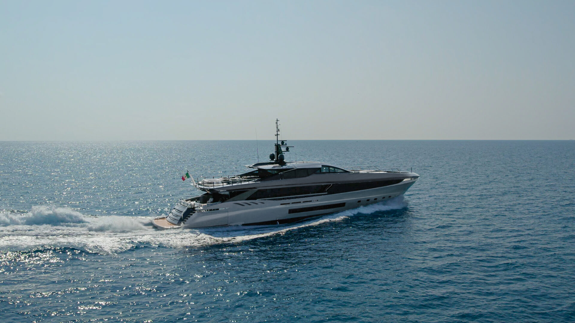 Mangusta yacht naviga al largo in mare aperto.