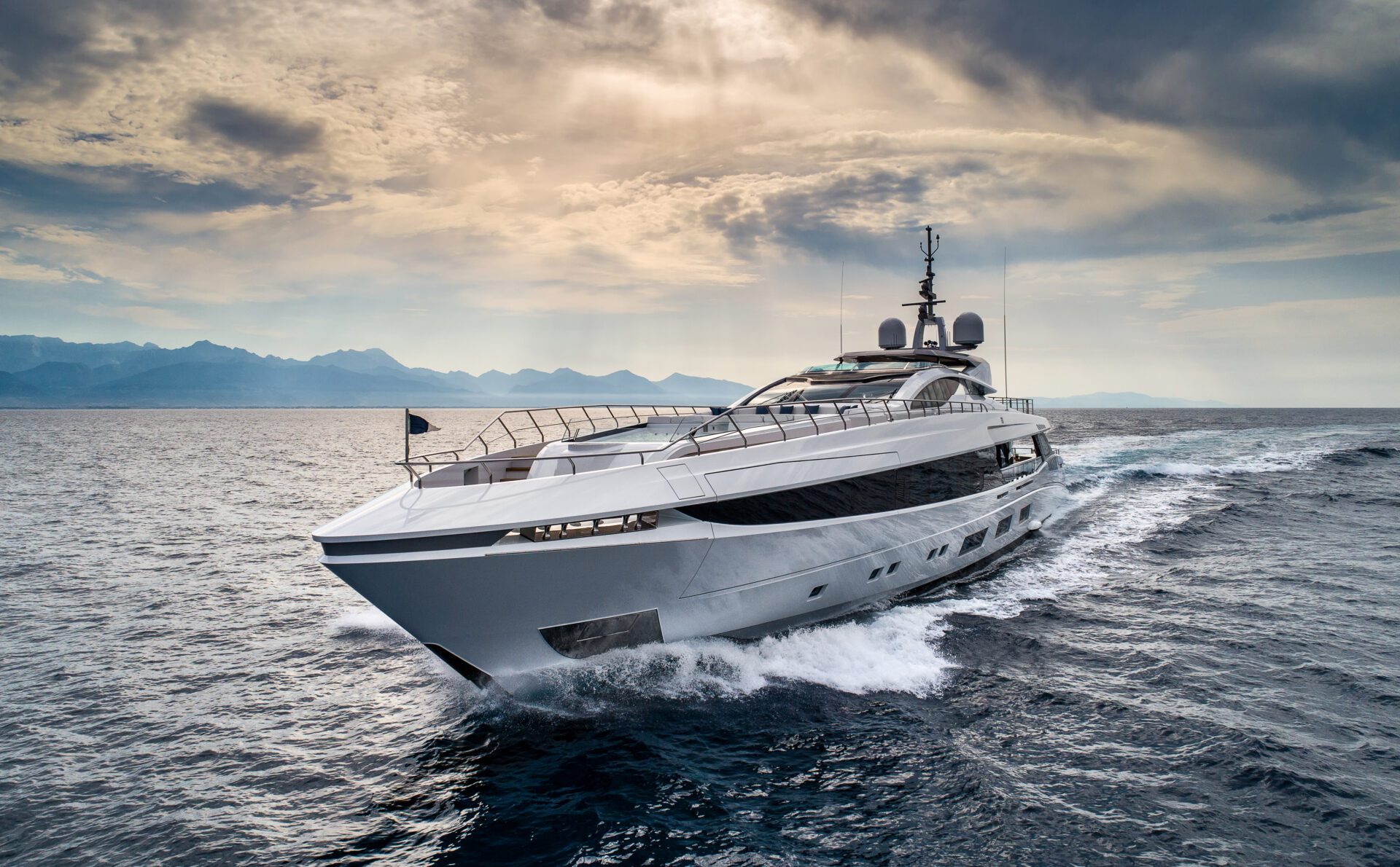 Yacht Mangusta naviga in mare aperto al tramonto.